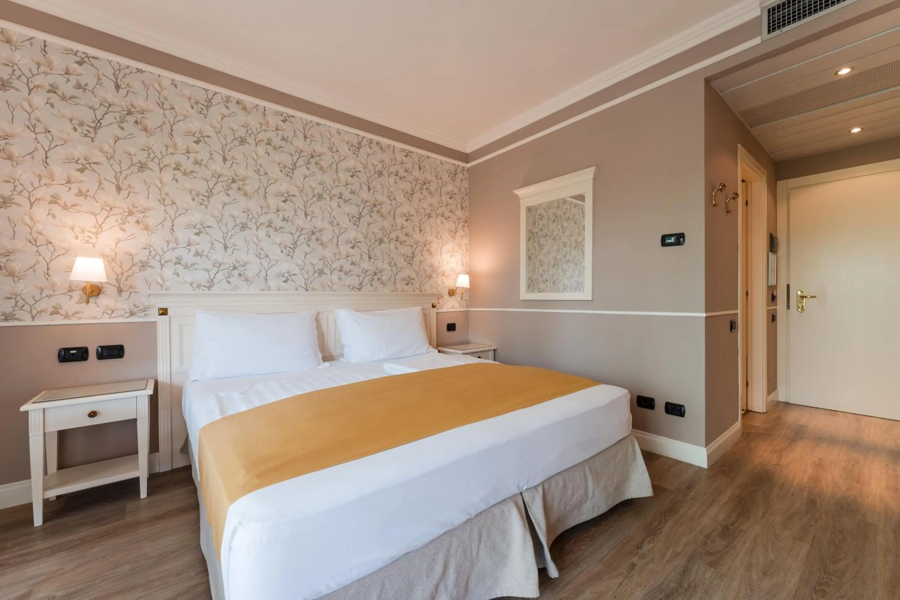 Bed in Hotel Boffenigo - The Golden Hour