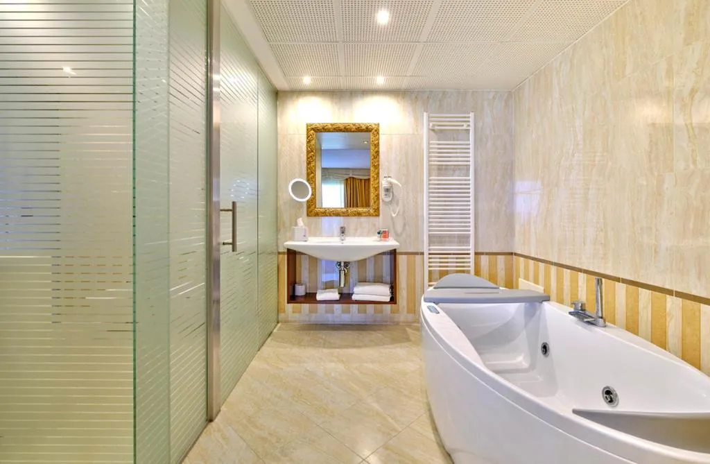 Suite with Hot Tub in Hotel Boffenigo - The Golden Hour