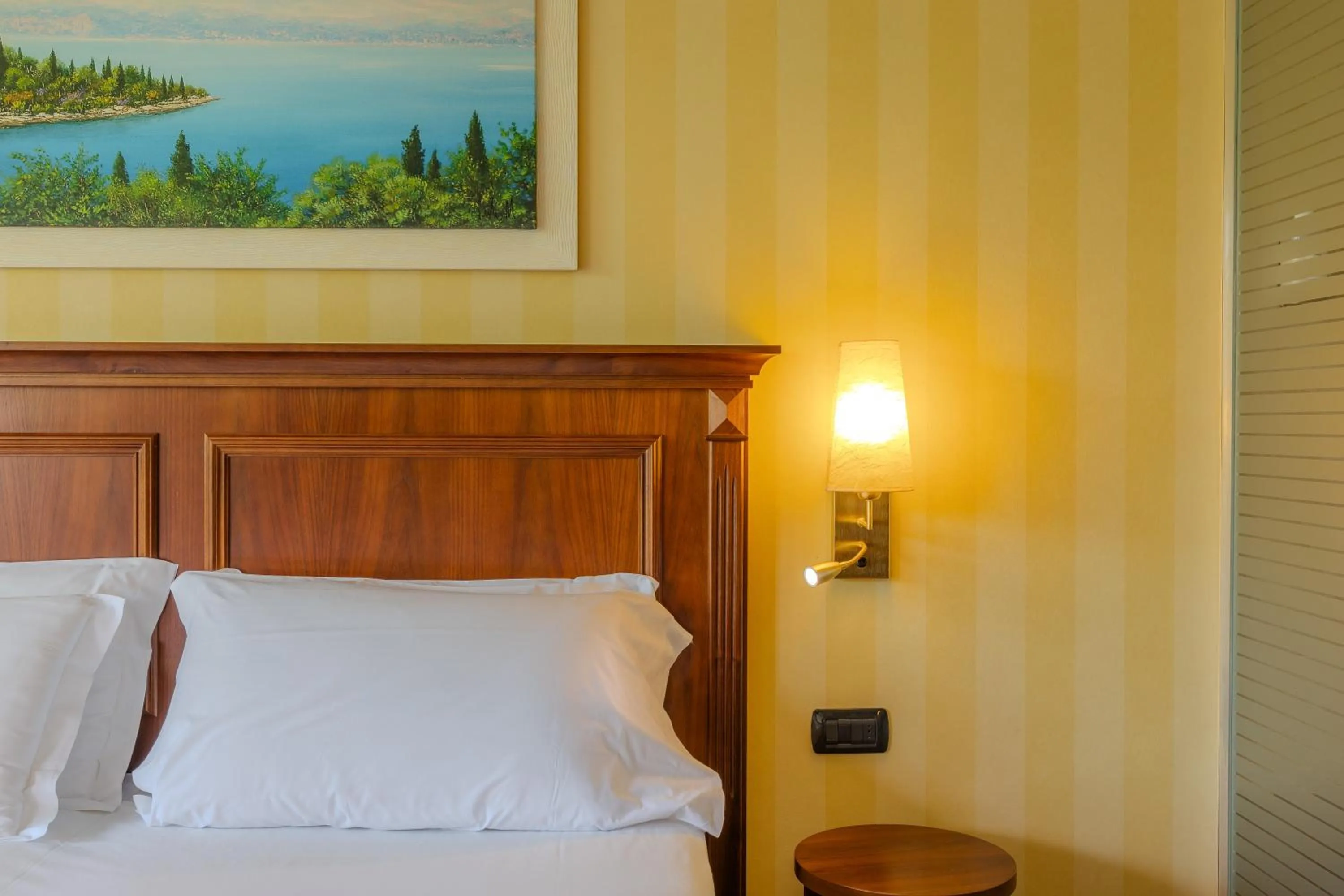 Bed in Hotel Boffenigo - The Golden Hour