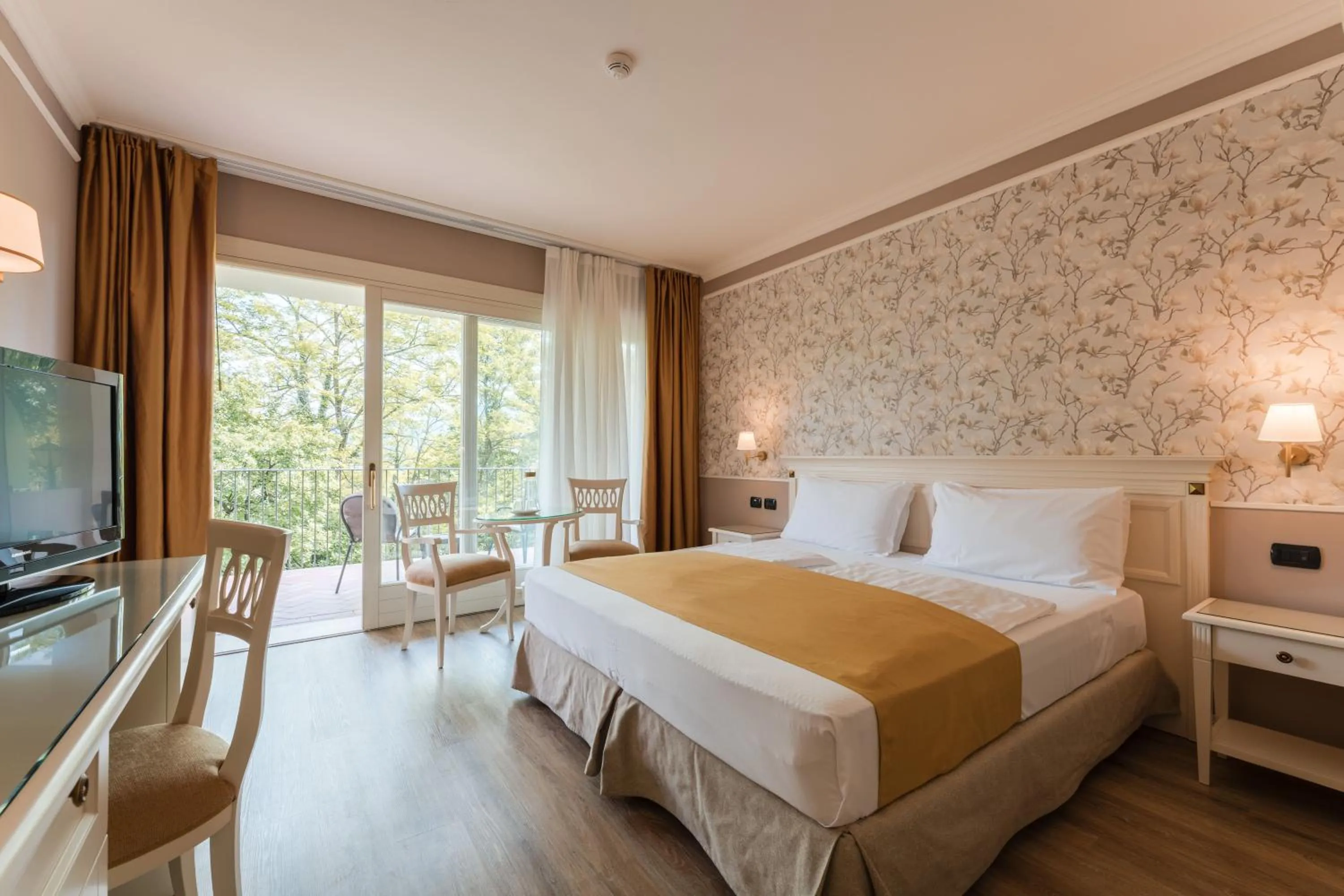 Bed in Hotel Boffenigo - The Golden Hour