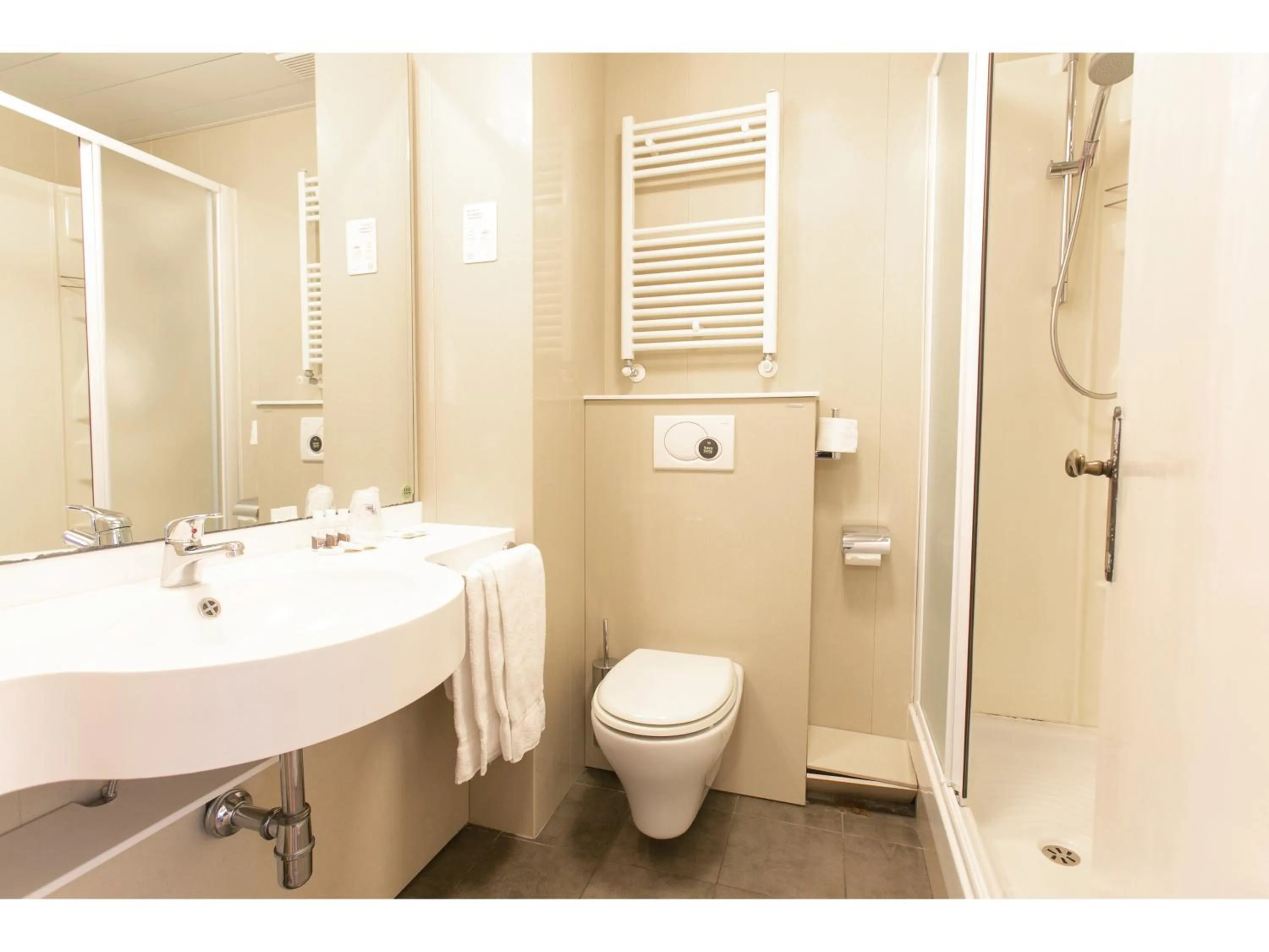 Bathroom in B&B HOTEL Riviera Celle Ligure