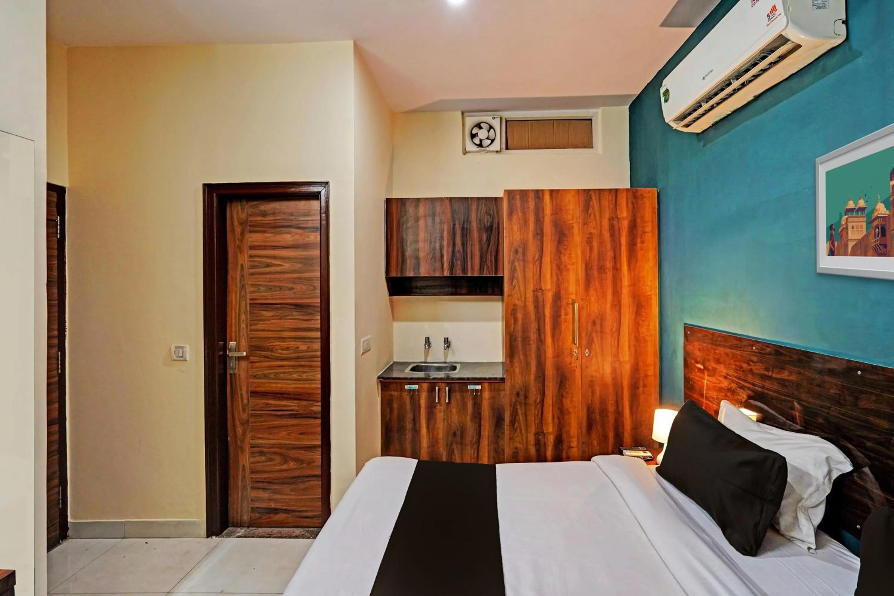 Bedroom, Bed in Royal Hotel