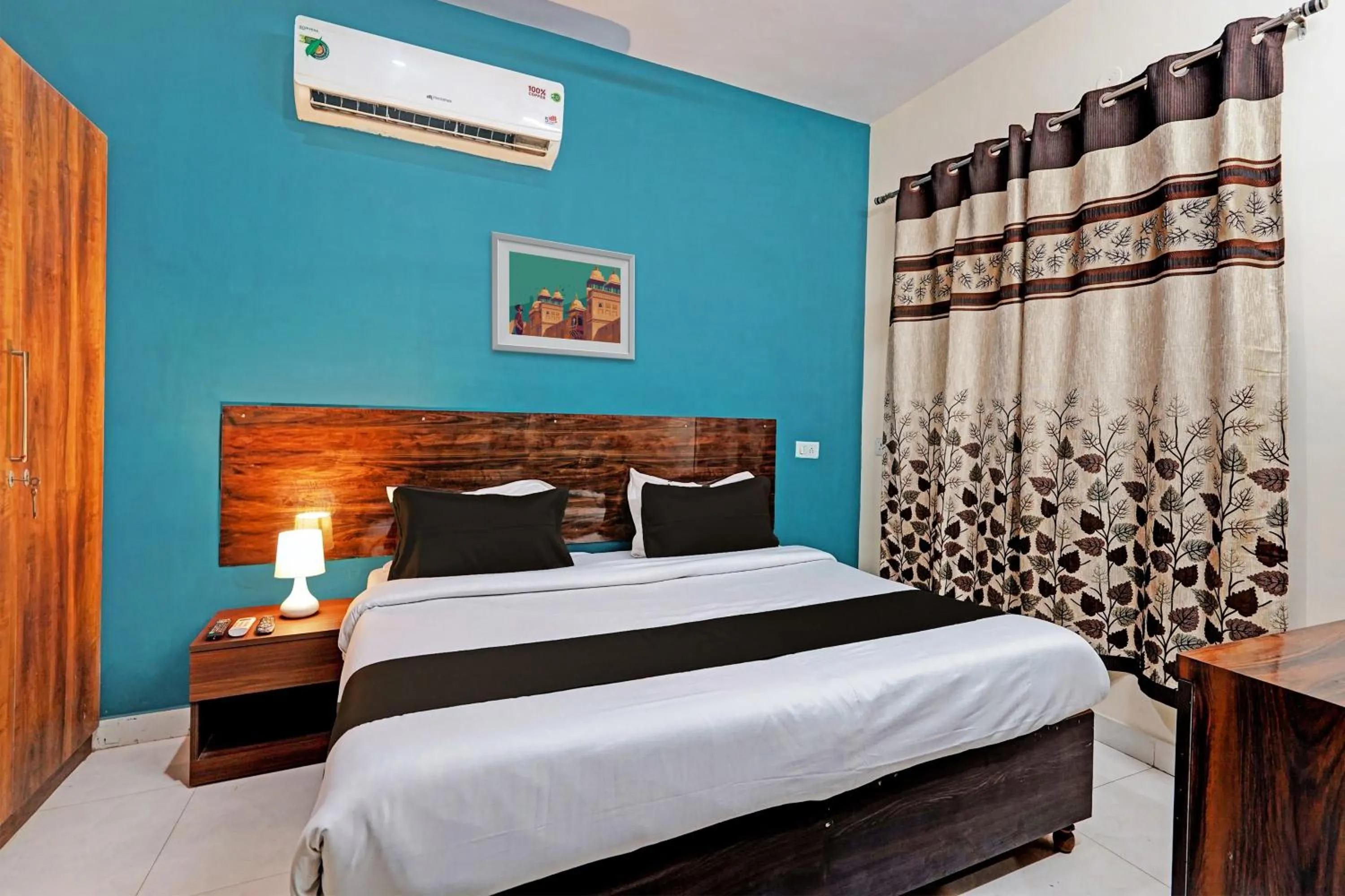 Bedroom, Bed in Royal Hotel