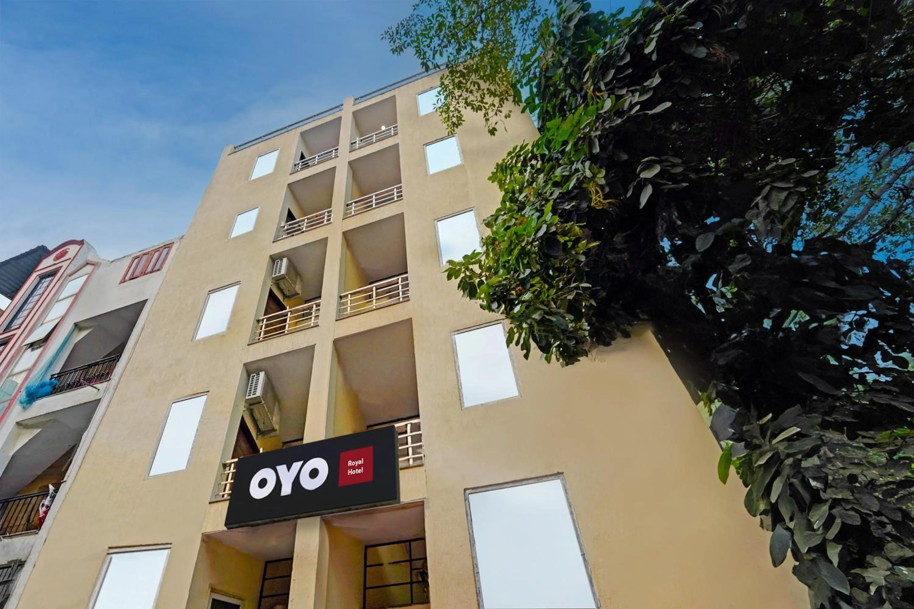 Facade/entrance in Royal Hotel