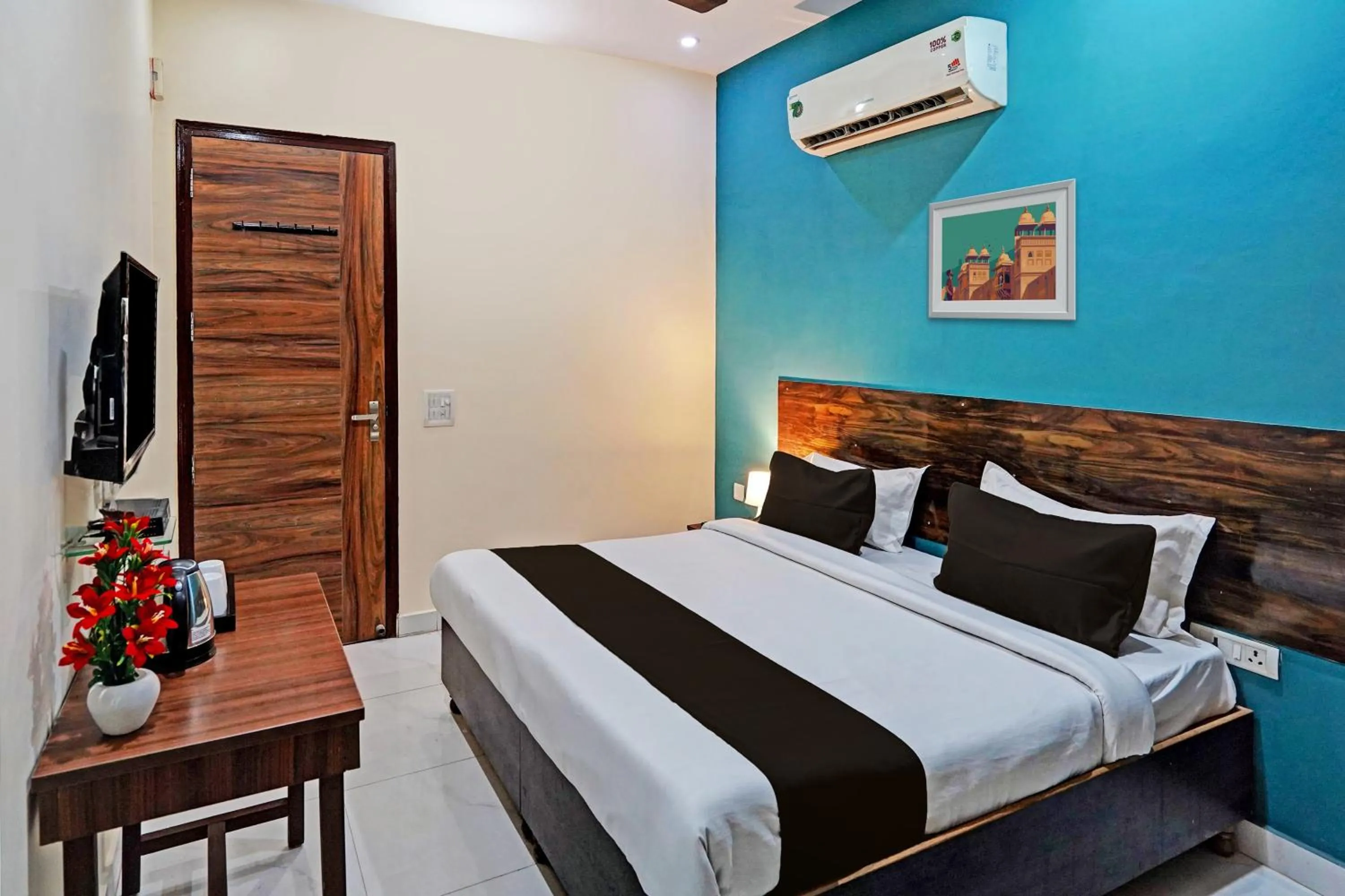 Bedroom, Bed in Royal Hotel