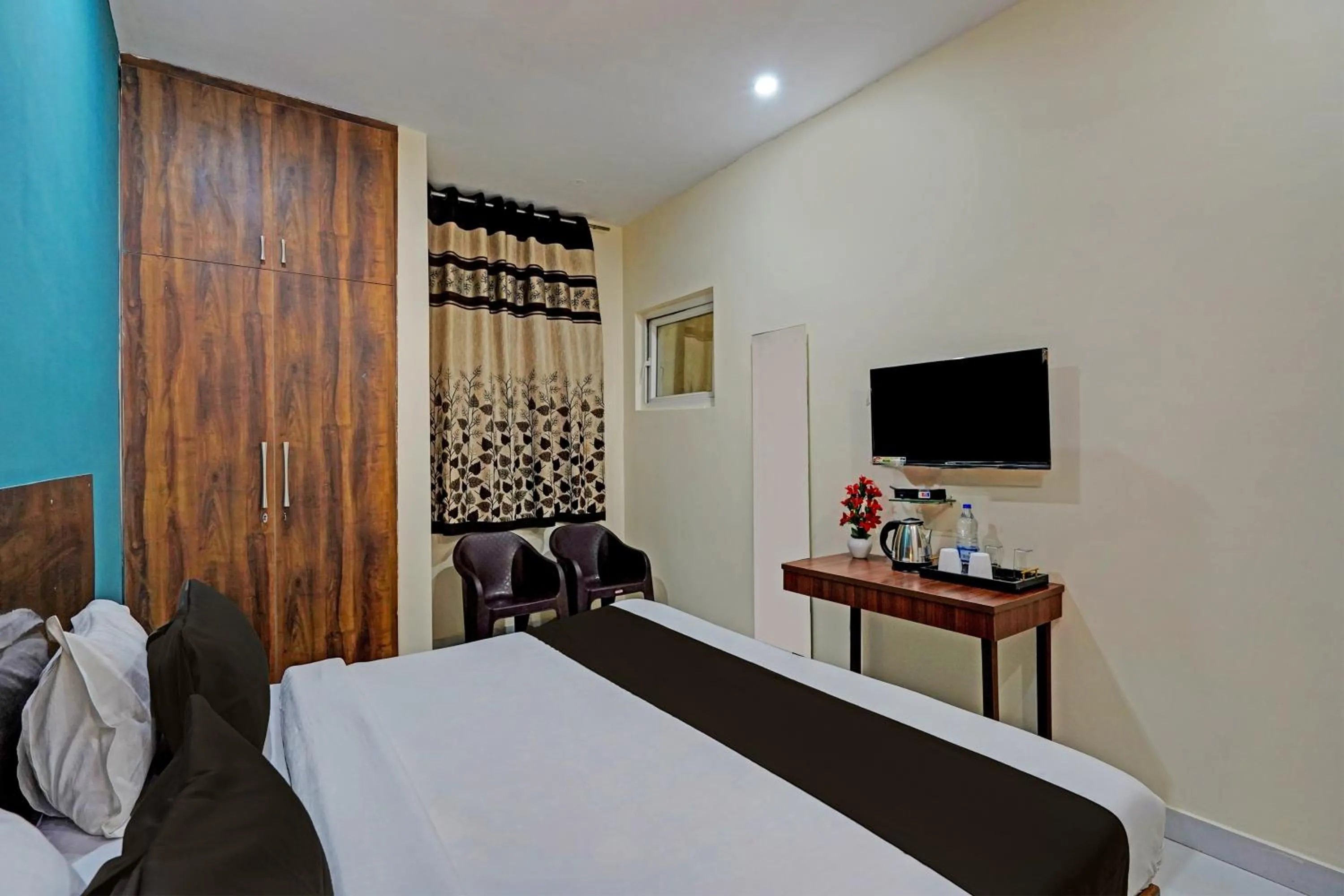 Lobby or reception, Bed in Royal Hotel