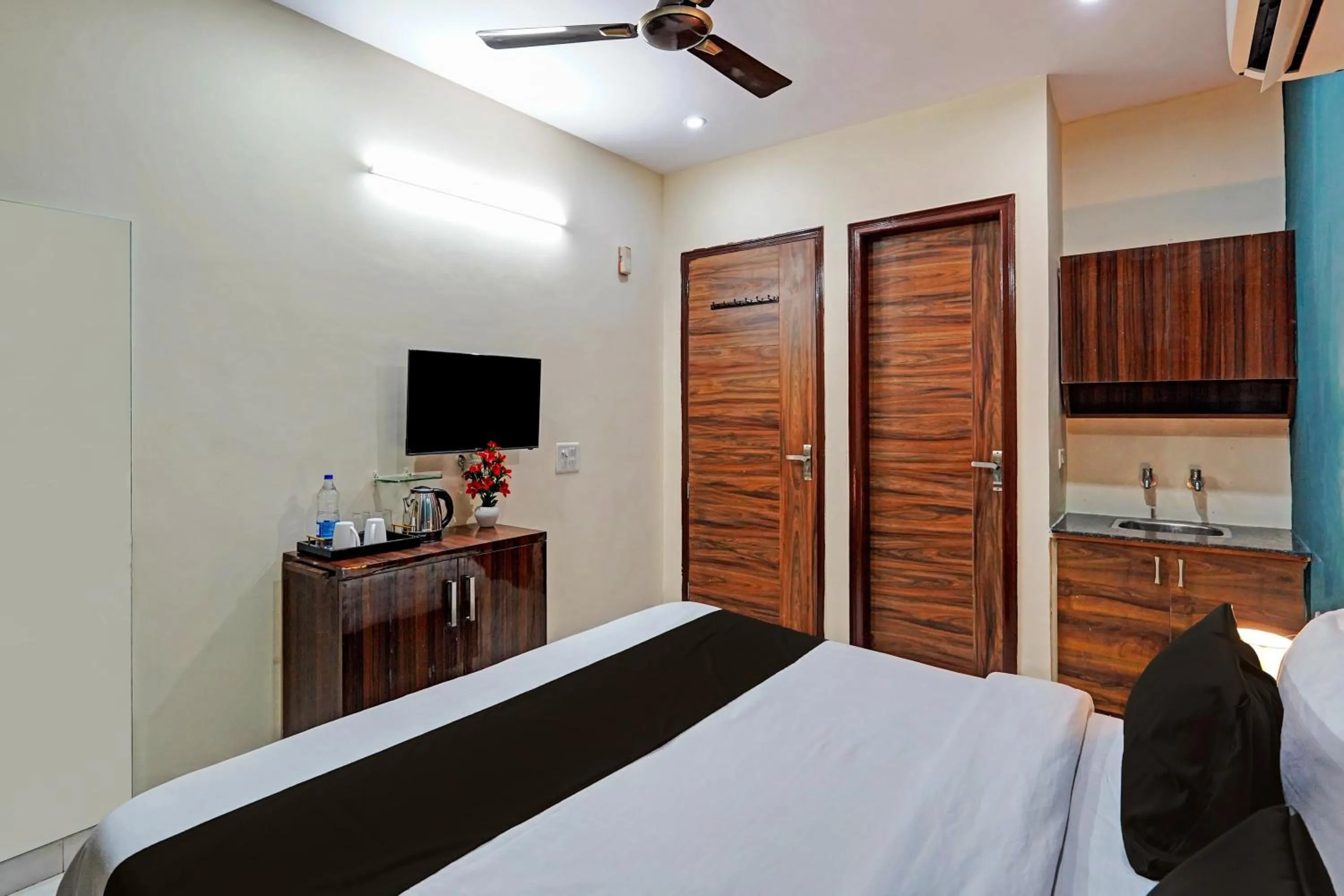 Lobby or reception, Bed in Royal Hotel