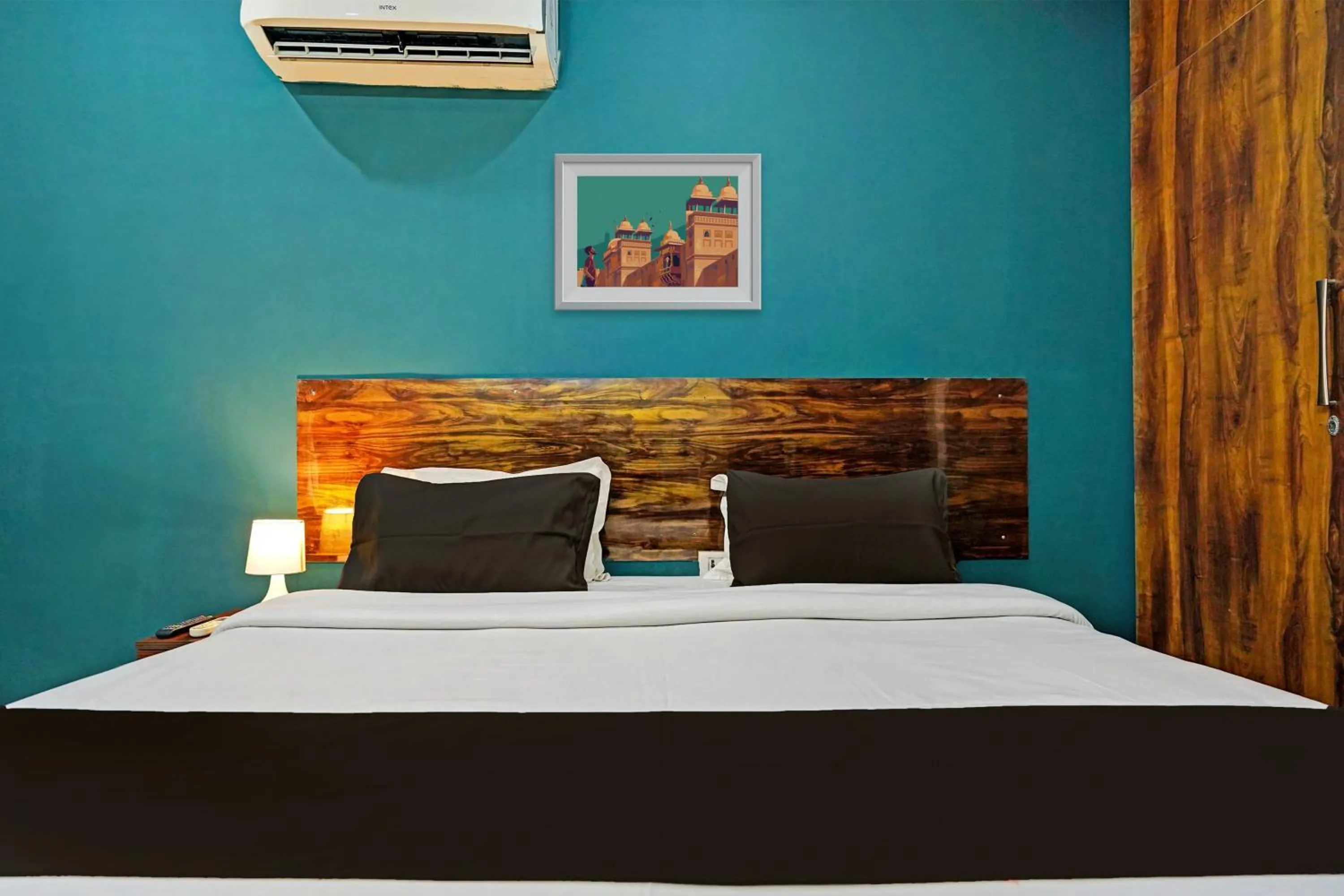 Bedroom, Bed in Royal Hotel