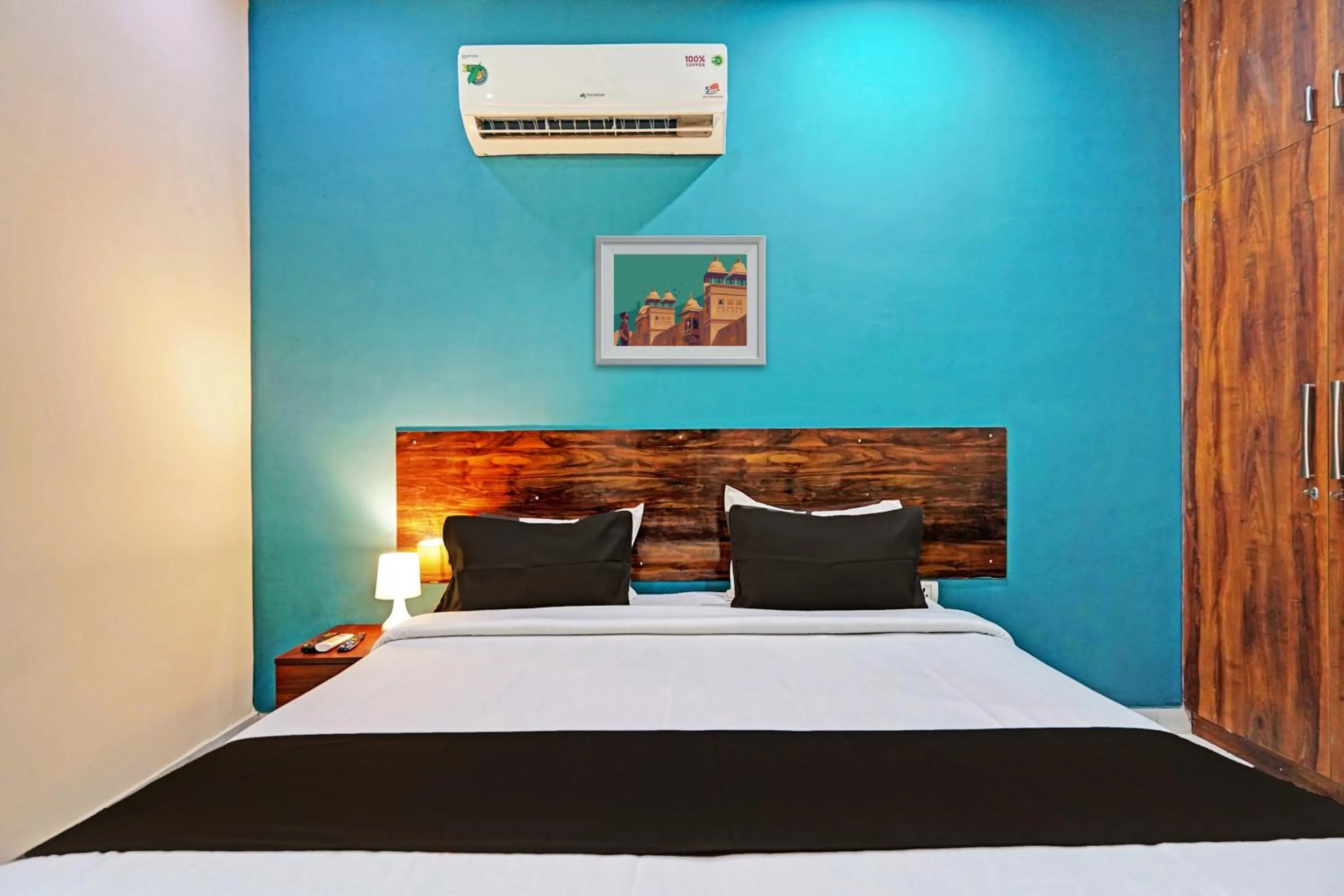 Bedroom, Bed in Royal Hotel