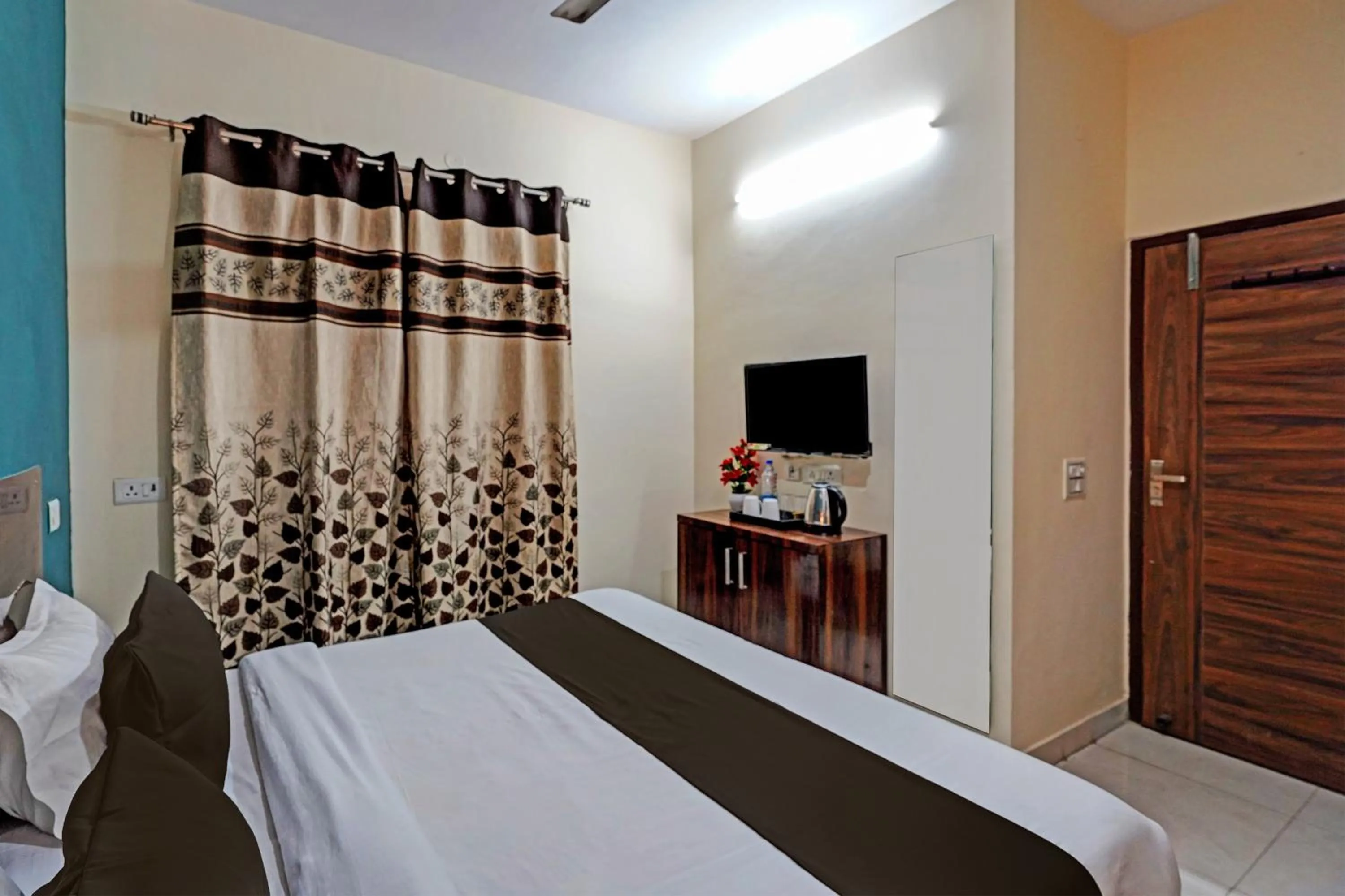 Bedroom, Bed in Royal Hotel