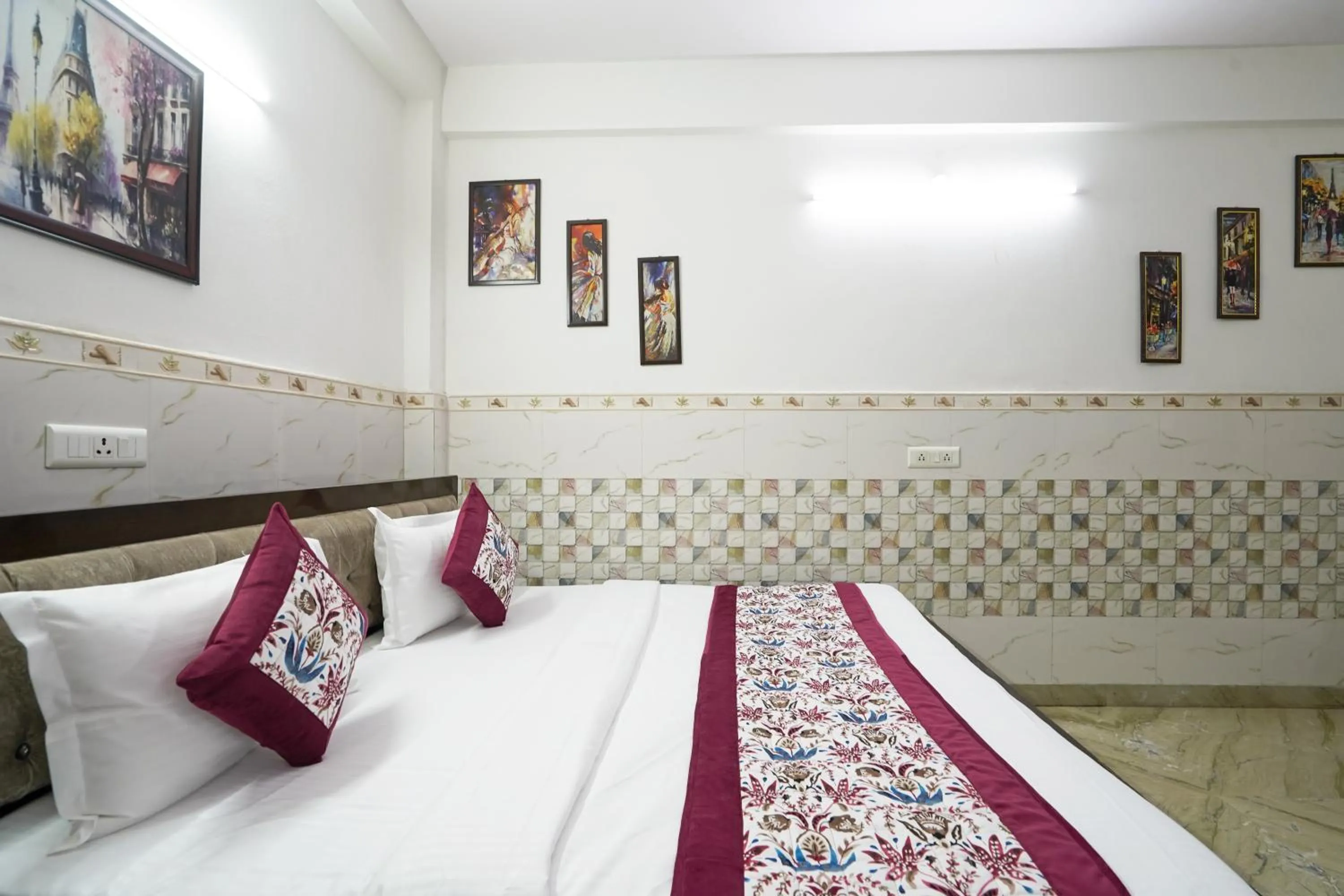 Bed in Hotel South Delhi Inn Just 10 Minute Away Form Nizamuddin Railway Station