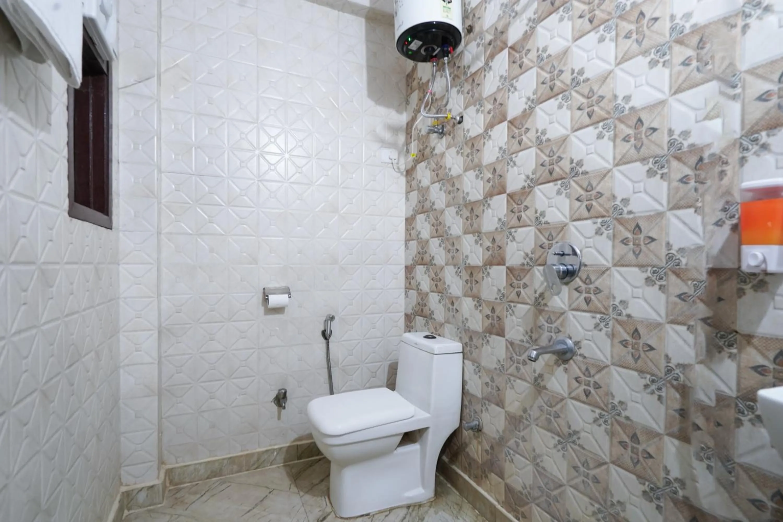 Shower in Hotel South Delhi Inn Just 10 Minute Away Form Nizamuddin Railway Station