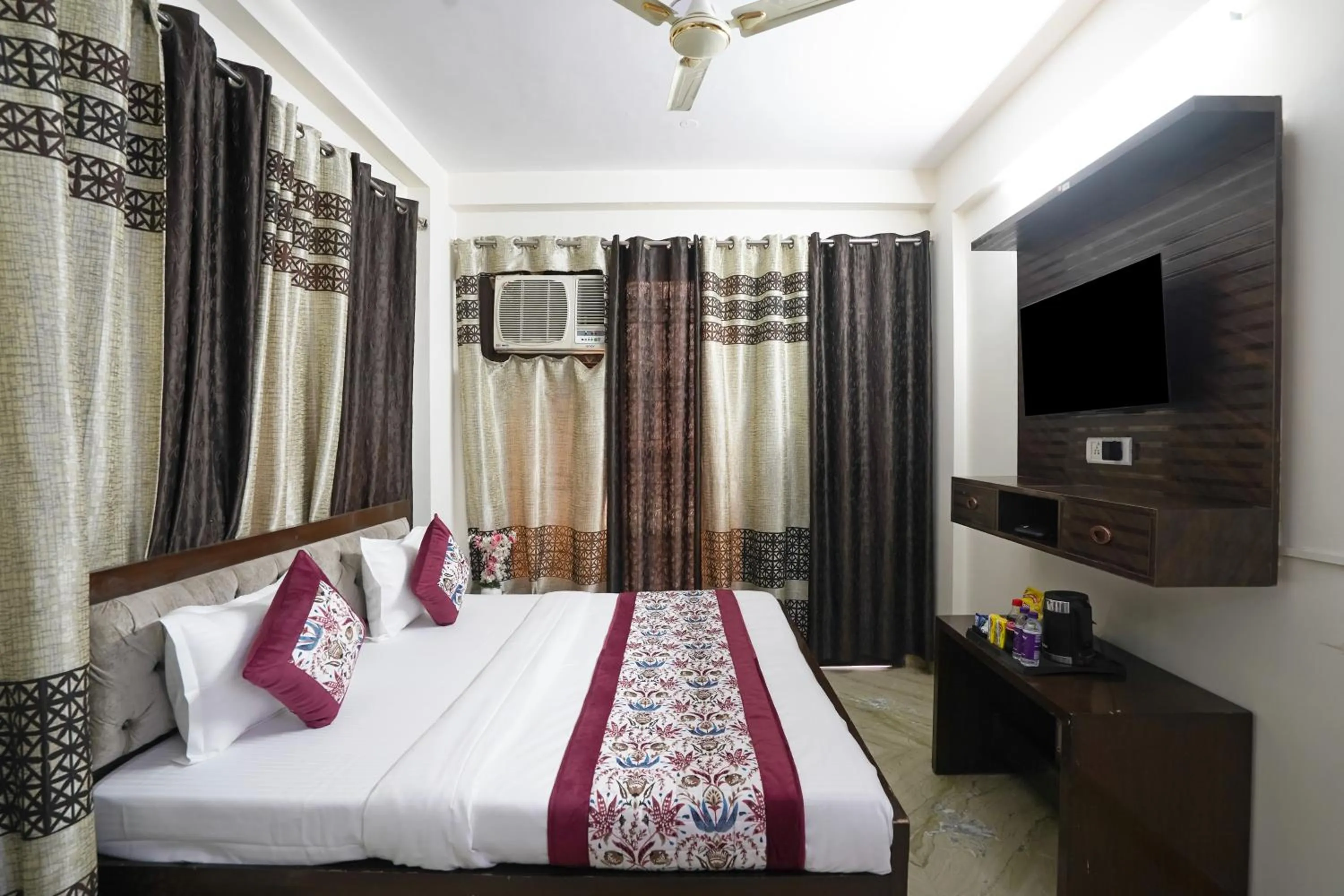 Communal lounge/ TV room in Hotel South Delhi Inn Just 10 Minute Away Form Nizamuddin Railway Station