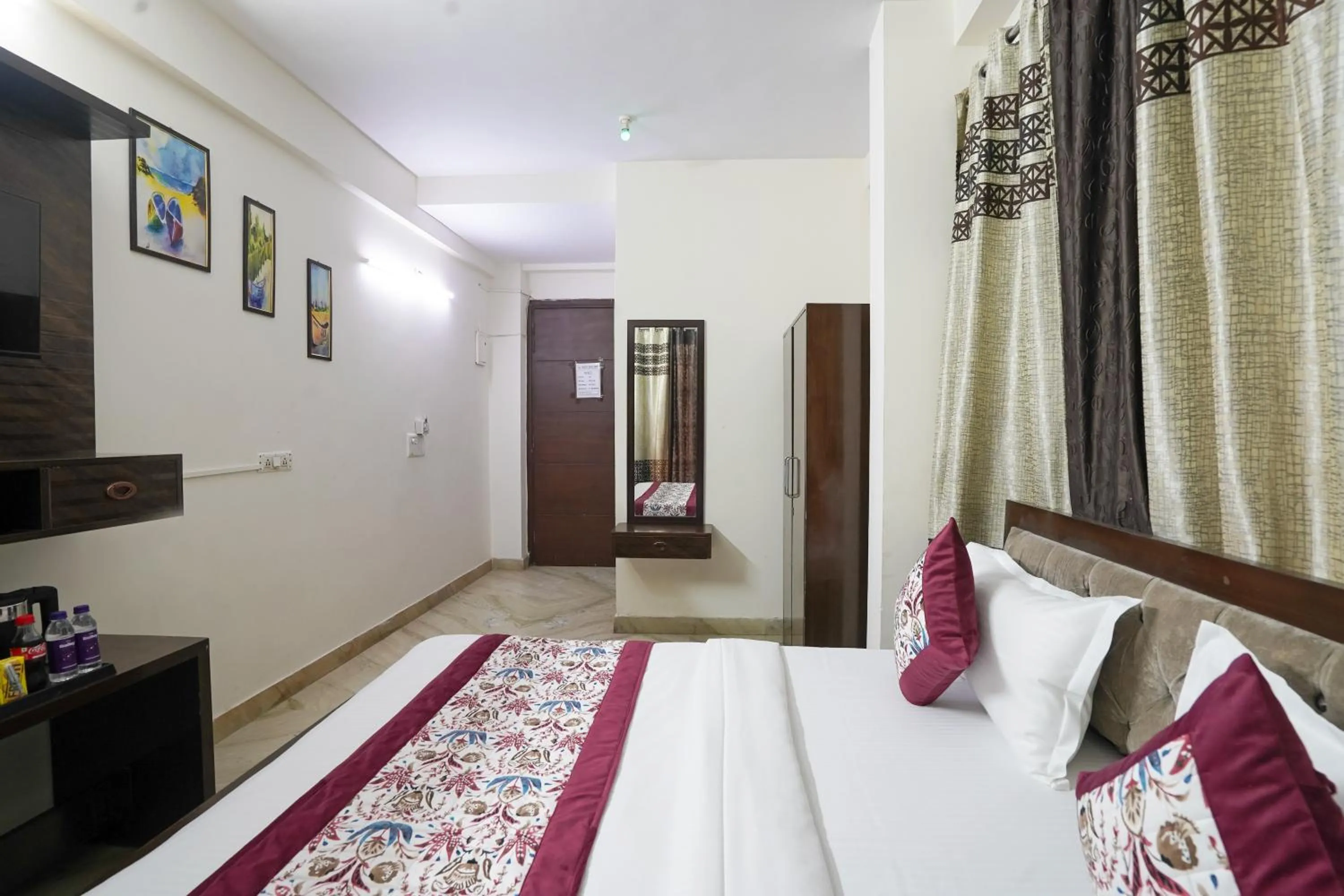 Hotel South Delhi Inn Just 10 Minute Away Form Nizamuddin Railway Station