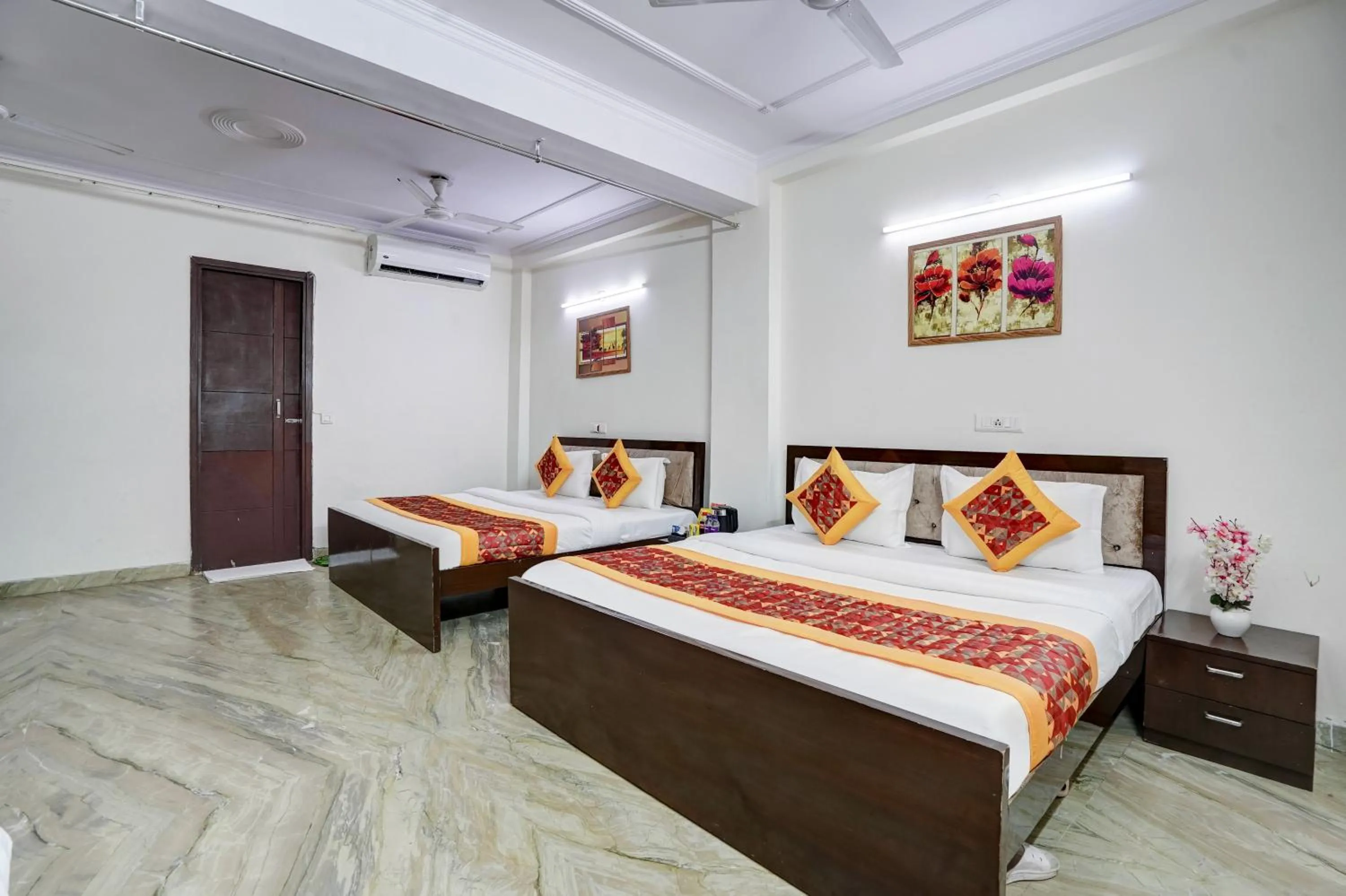 Hotel South Delhi Inn Just 10 Minute Away Form Nizamuddin Railway Station