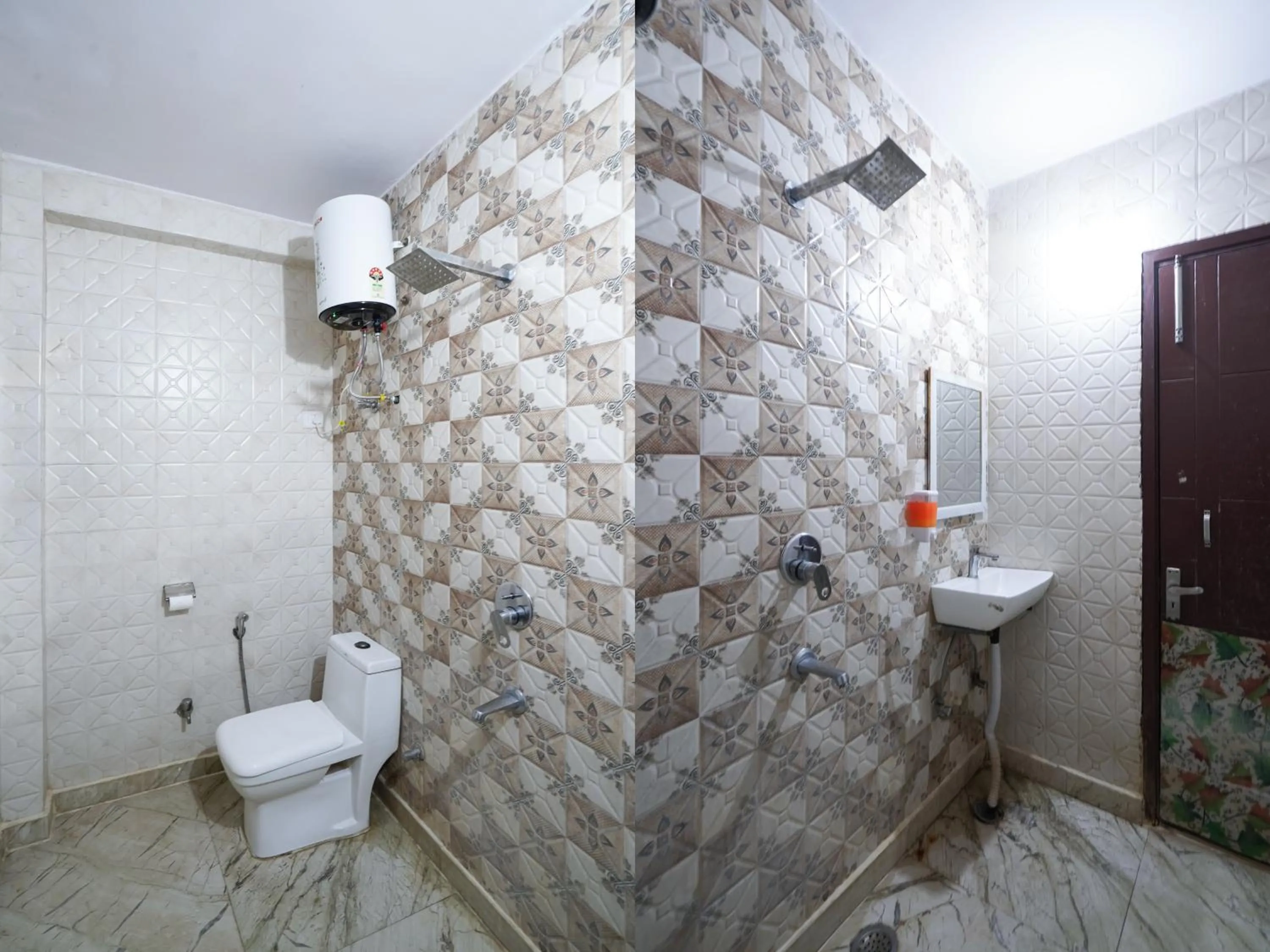 Shower in Hotel South Delhi Inn Just 10 Minute Away Form Nizamuddin Railway Station