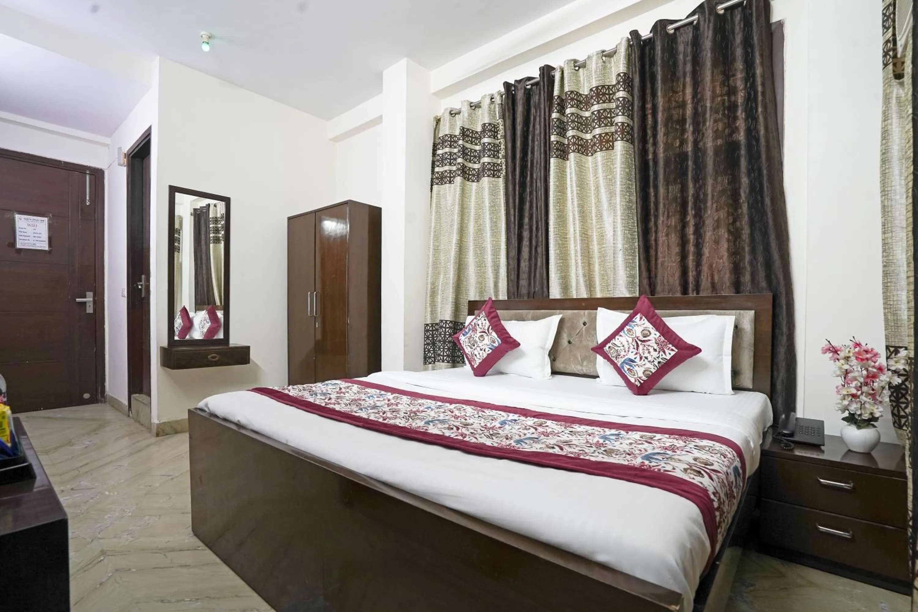 Bed in Hotel South Delhi Inn Just 10 Minute Away Form Nizamuddin Railway Station