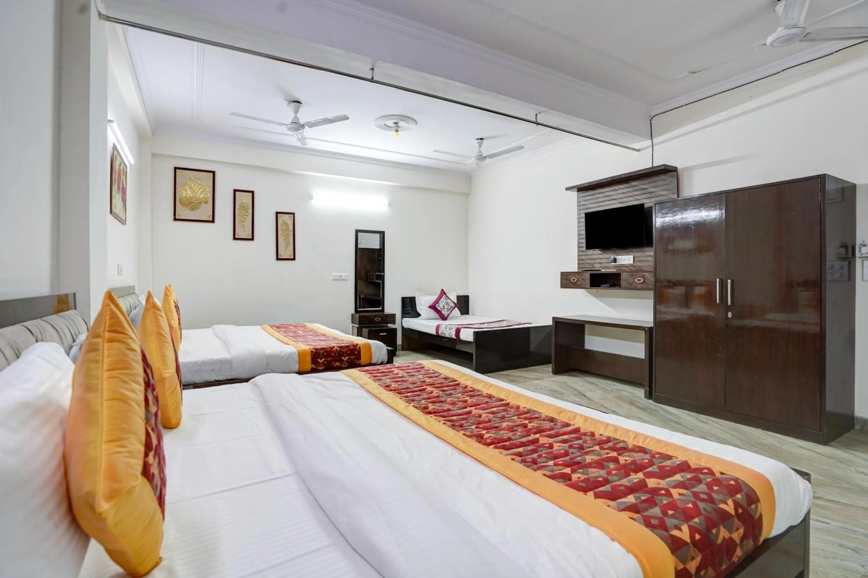 Communal lounge/ TV room in Hotel South Delhi Inn Just 10 Minute Away Form Nizamuddin Railway Station