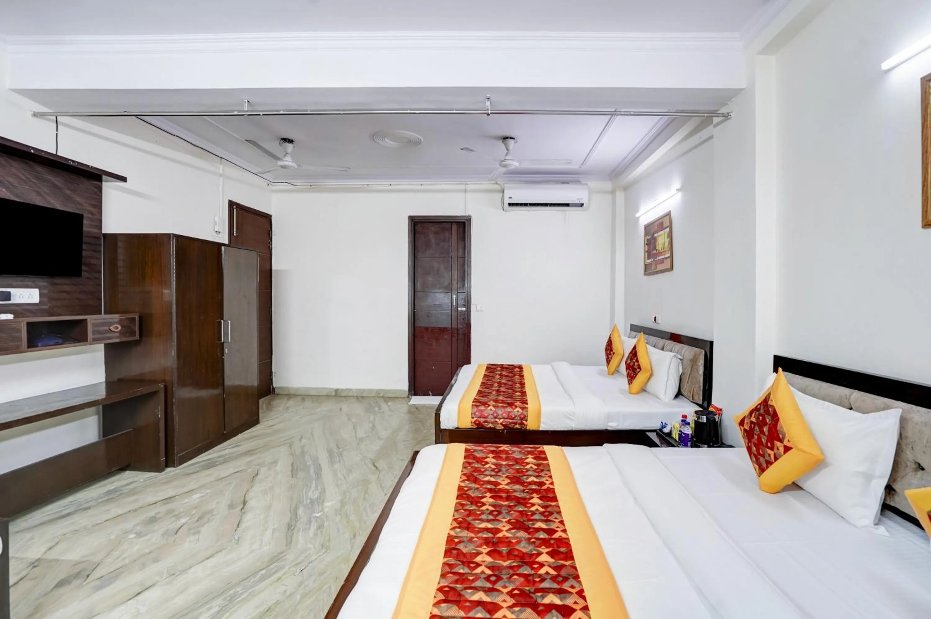 Bed in Hotel South Delhi Inn Just 10 Minute Away Form Nizamuddin Railway Station