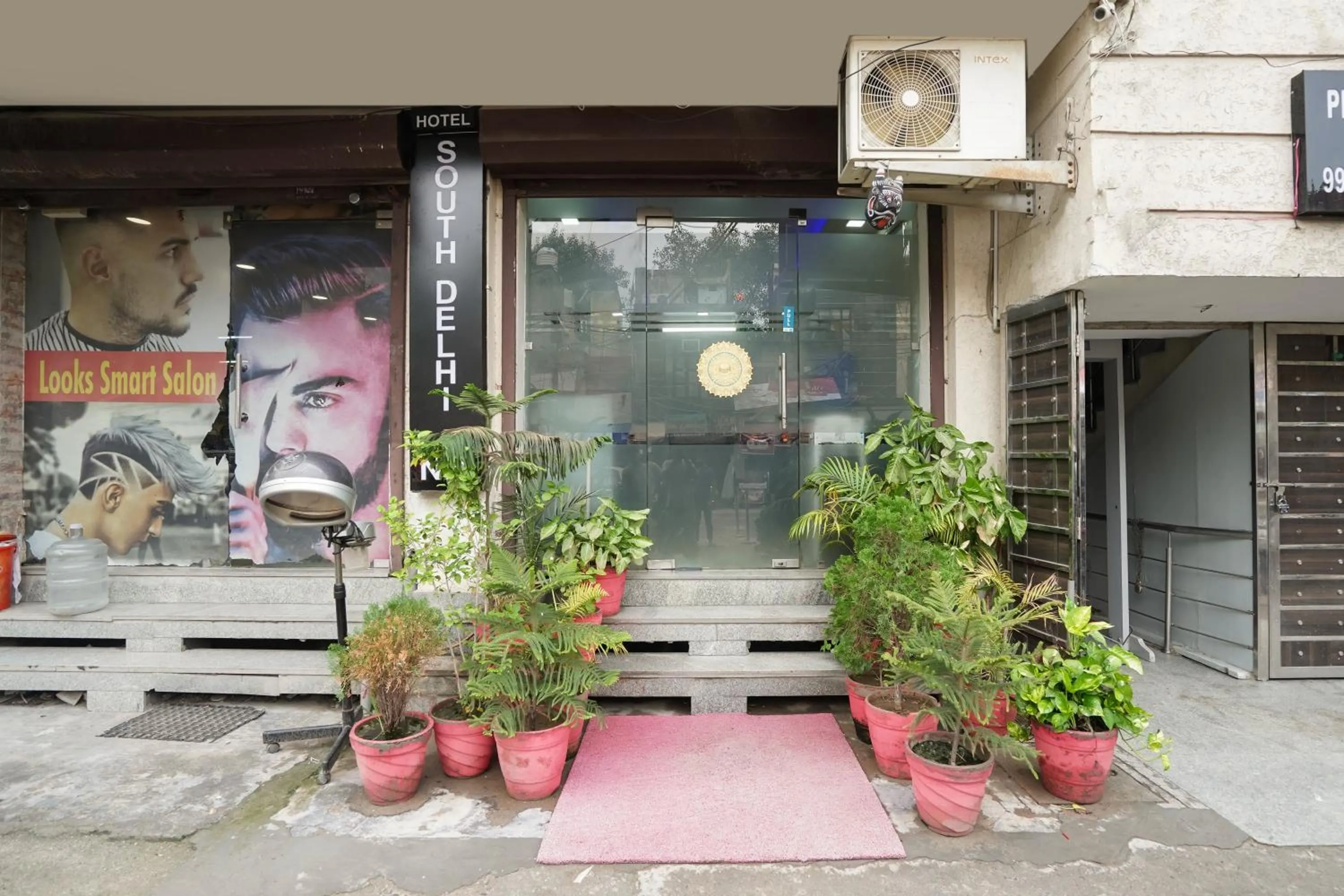 Hotel South Delhi Inn Just 10 Minute Away Form Nizamuddin Railway Station