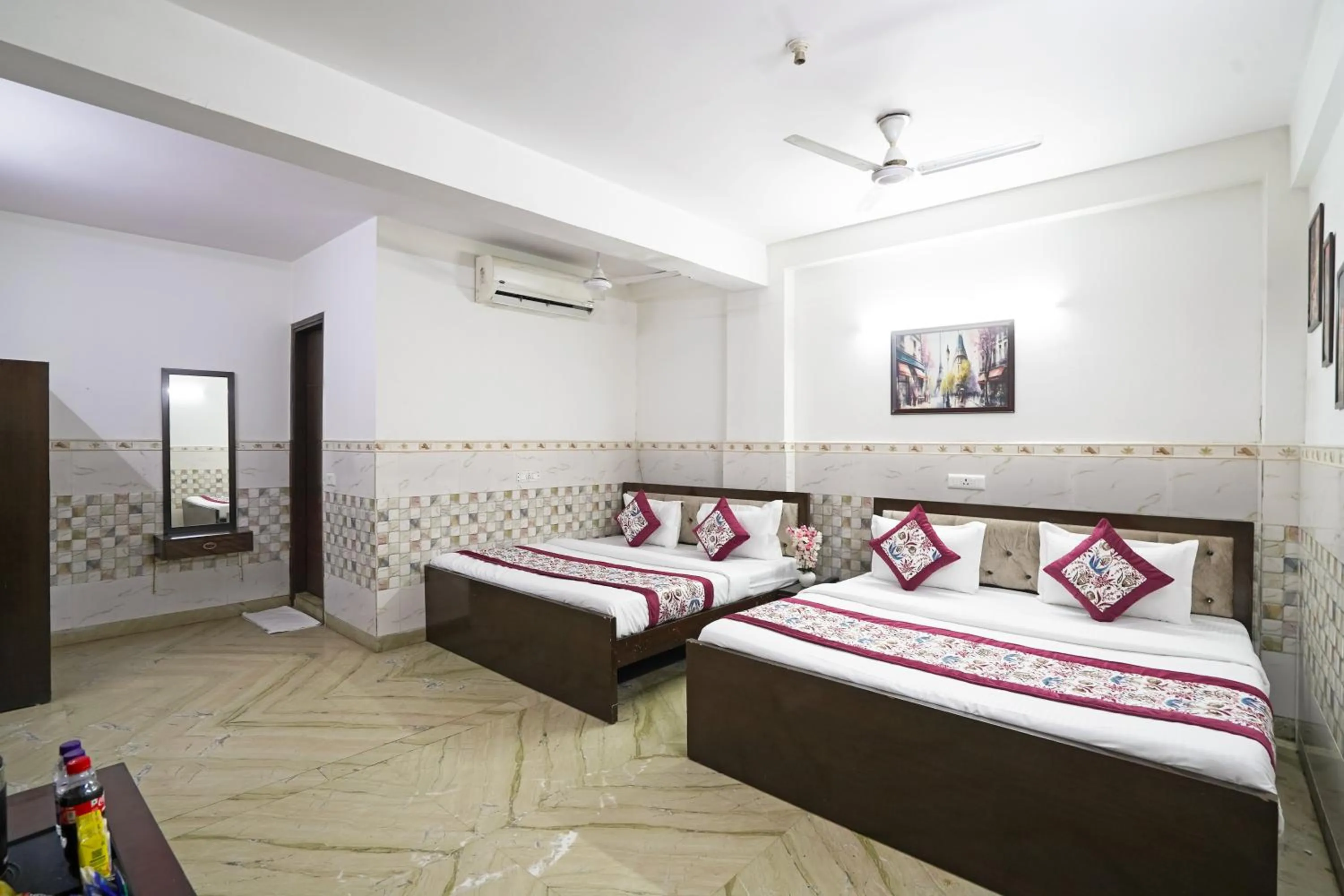 Hotel South Delhi Inn Just 10 Minute Away Form Nizamuddin Railway Station