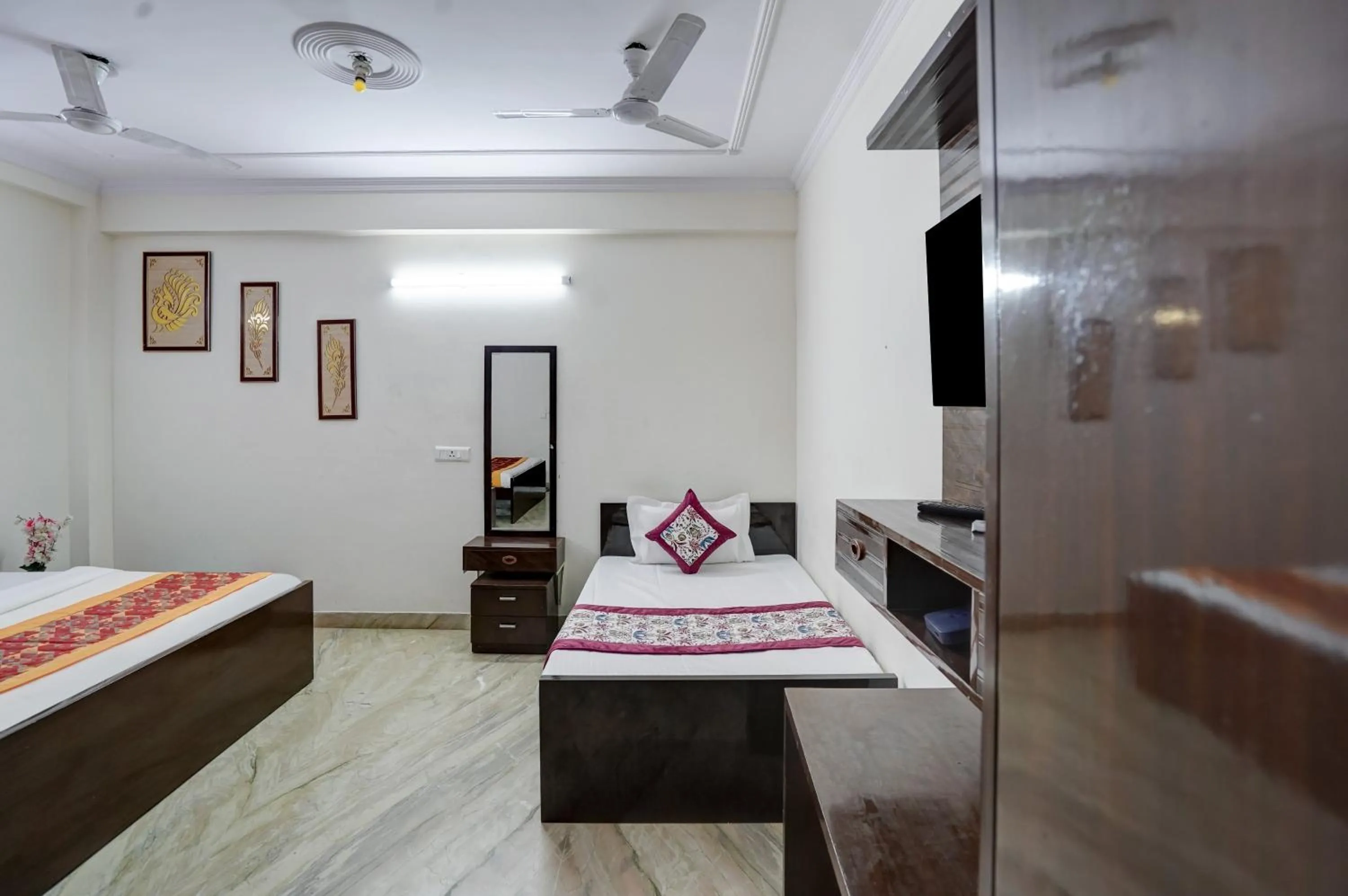 Hotel South Delhi Inn Just 10 Minute Away Form Nizamuddin Railway Station