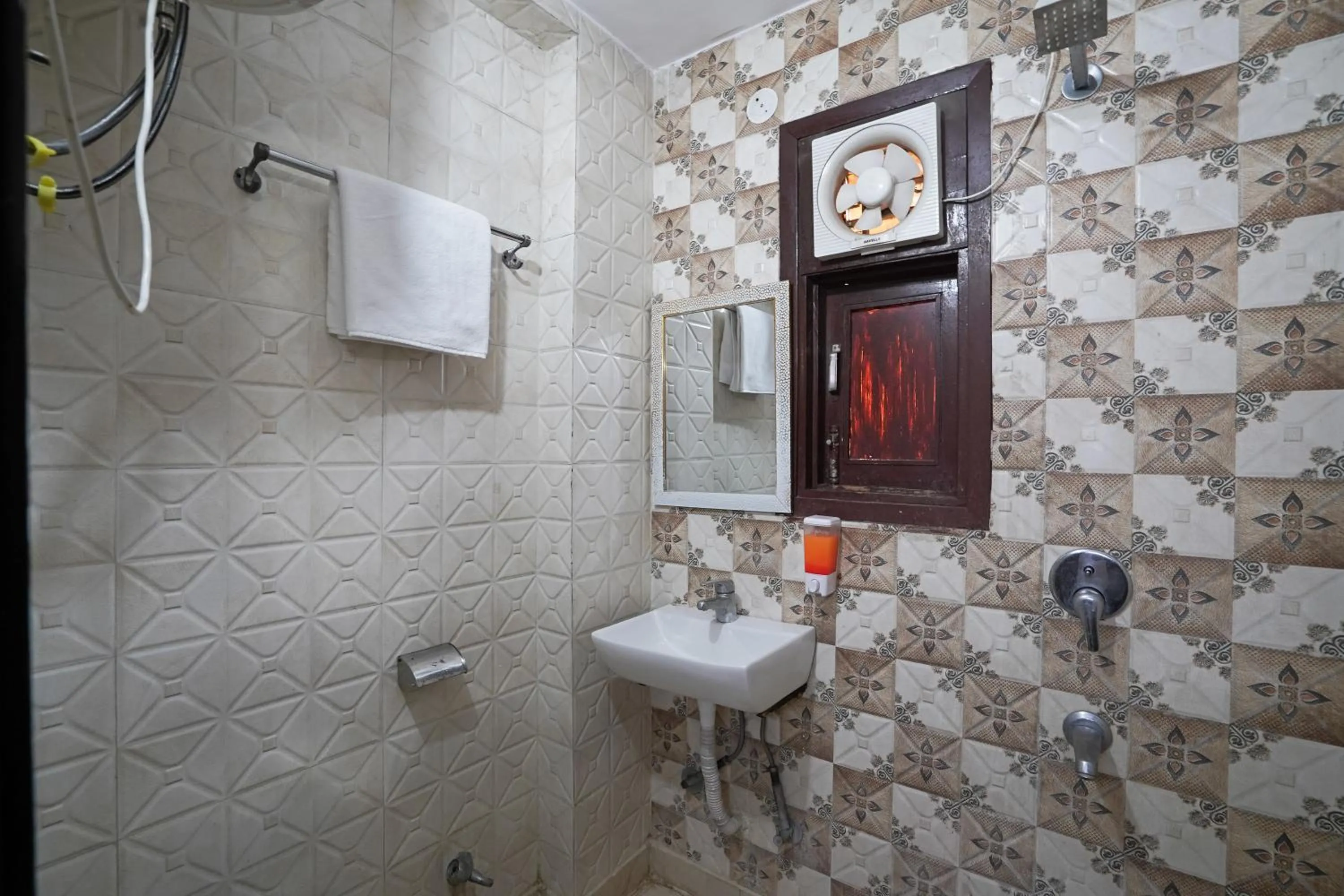 Shower in Hotel South Delhi Inn Just 10 Minute Away Form Nizamuddin Railway Station