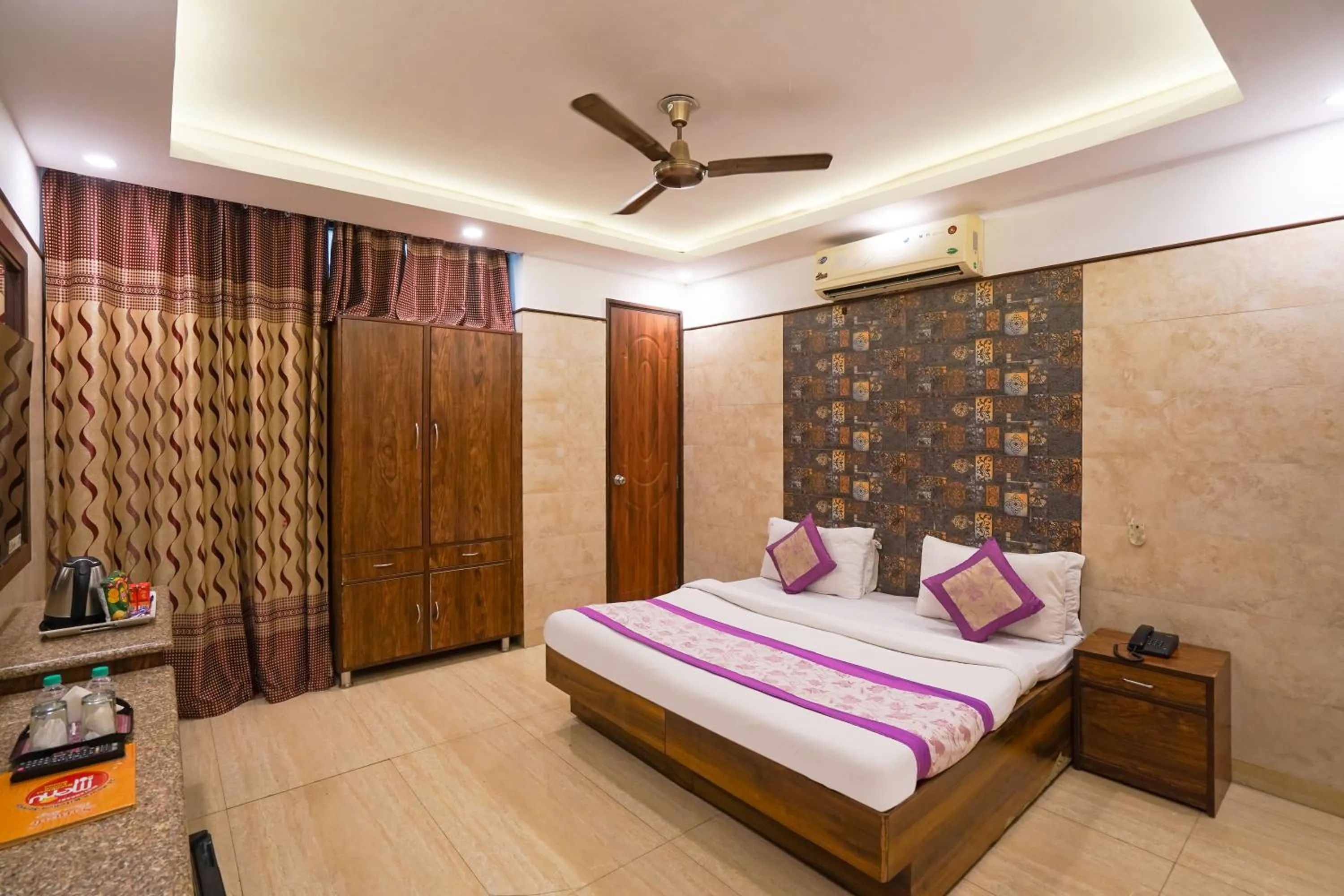 Bed in Hotel South Delhi Inn Just 10 Minute Away Form Nizamuddin Railway Station