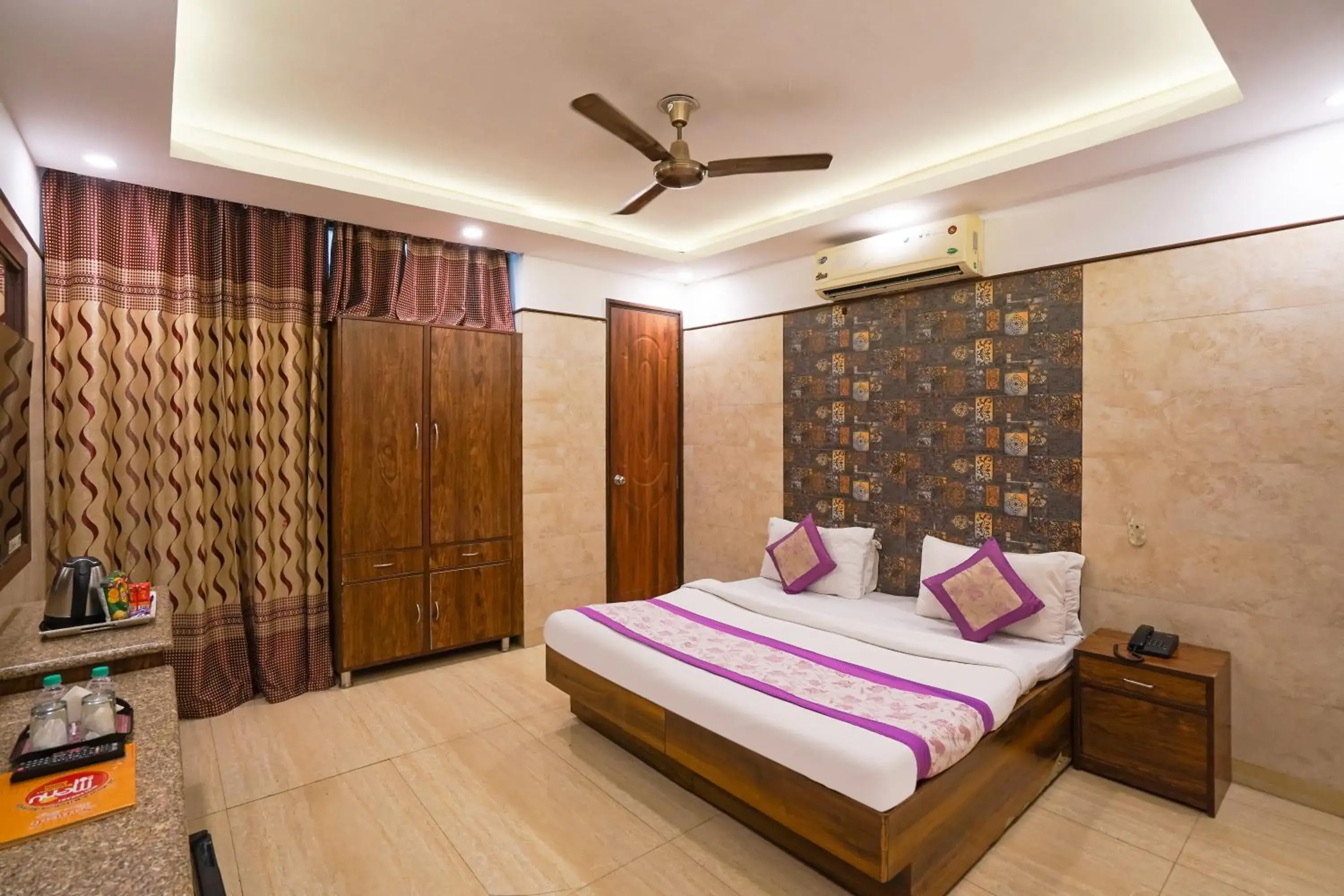 Family Room in Hotel South Delhi Inn Just 10 Minute Away Form Nizamuddin Railway Station Family Room in Hotel South Delhi Inn Just 10 Minute Away Form Nizamuddin Railway Station