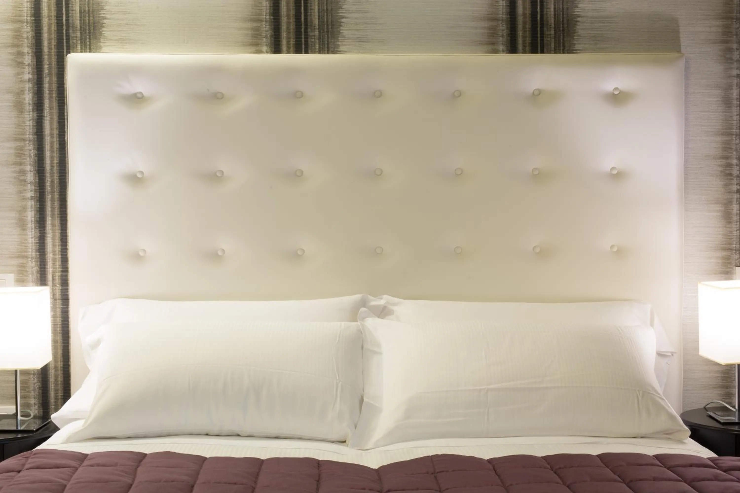 Coffee/tea facilities, Bed in Hotel Montreal