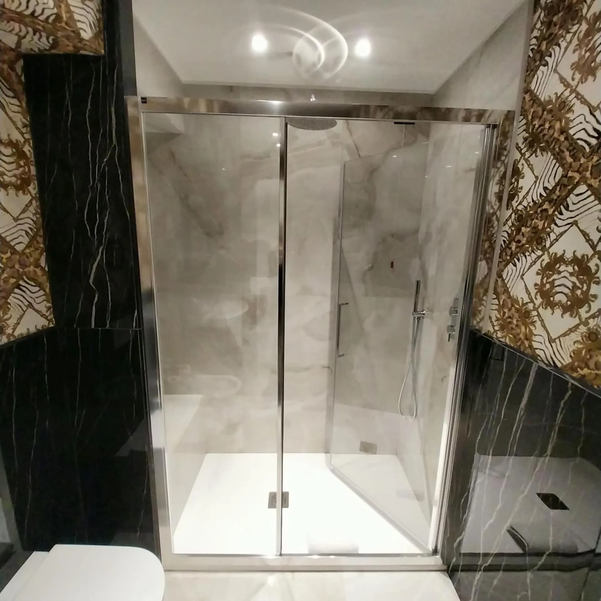 Shower in Hotel Montreal