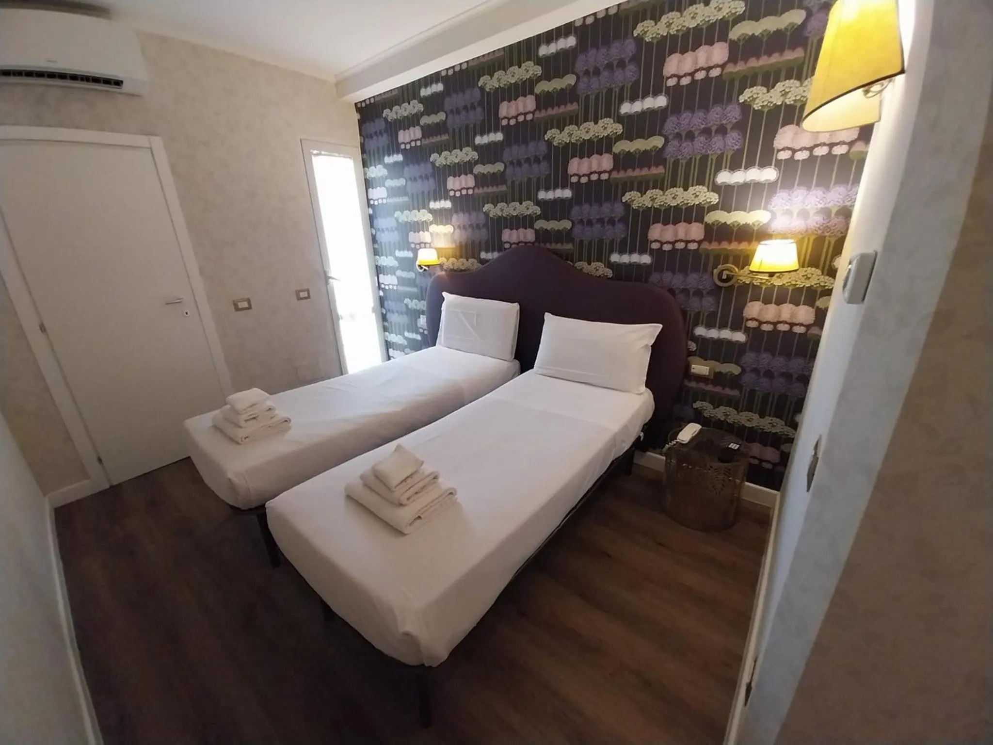 Bed in Hotel Montreal