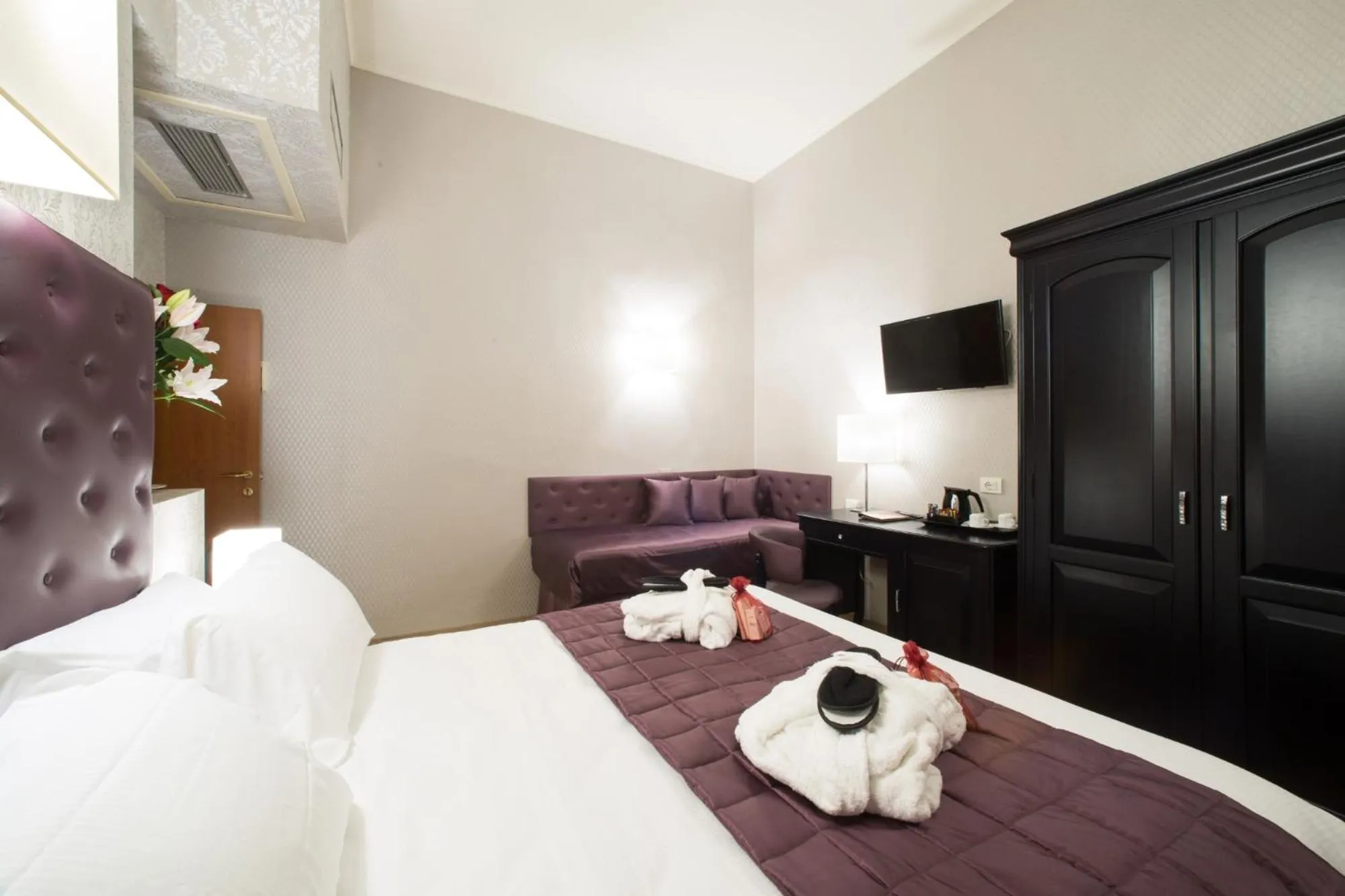 Photo of the whole room, Bed in Hotel Montreal