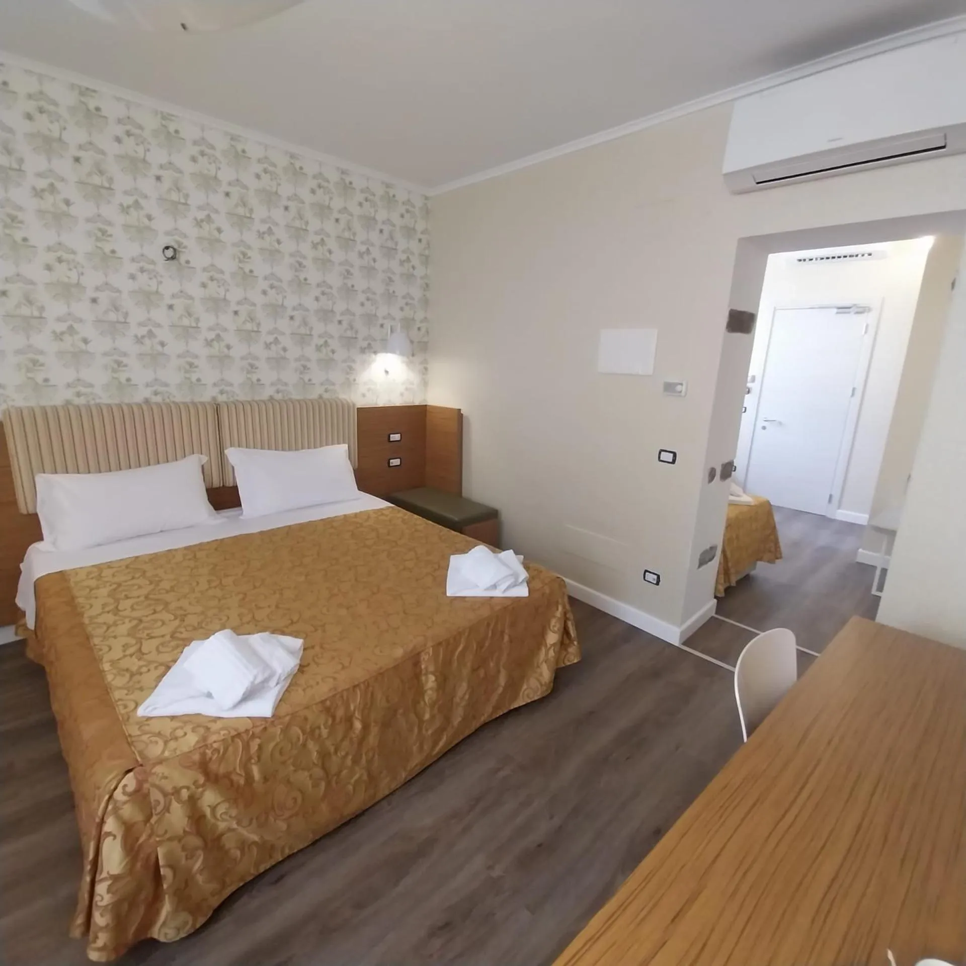 Bed in Hotel Montreal