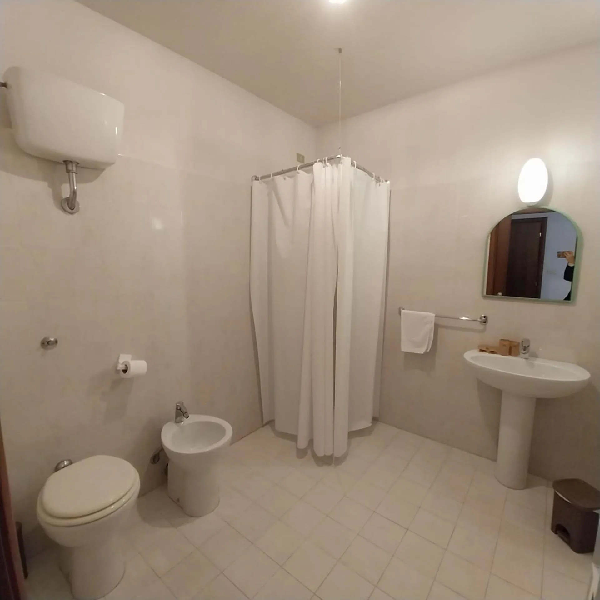 Shower in Hotel Montreal