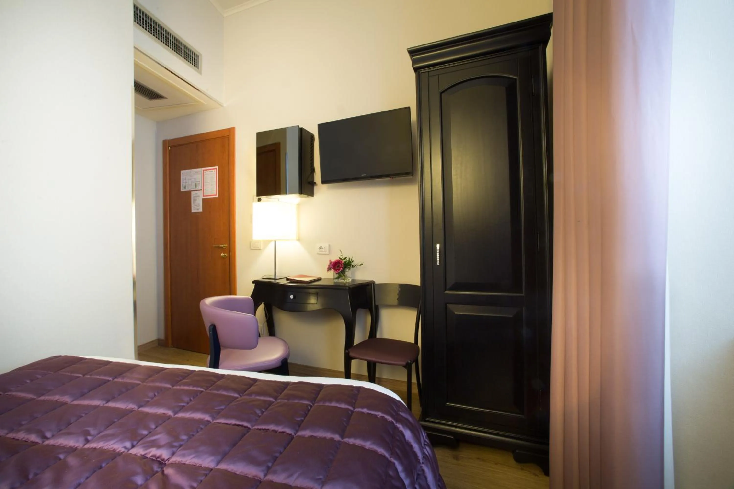 Photo of the whole room, Bed in Hotel Montreal