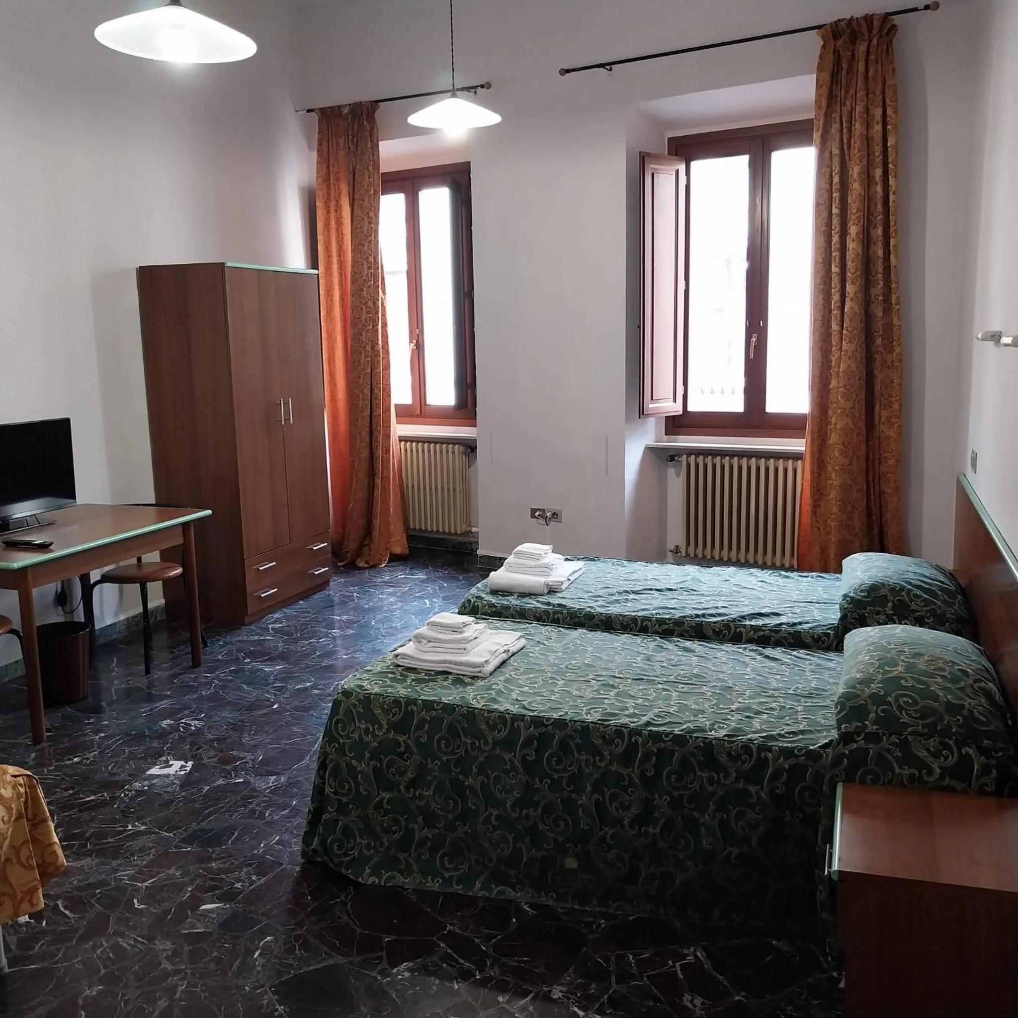 TV and multimedia, Bed in Hotel Montreal