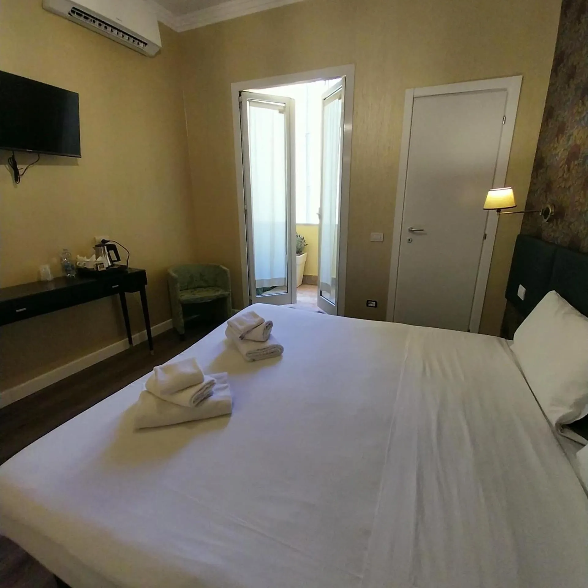 Bed in Hotel Montreal