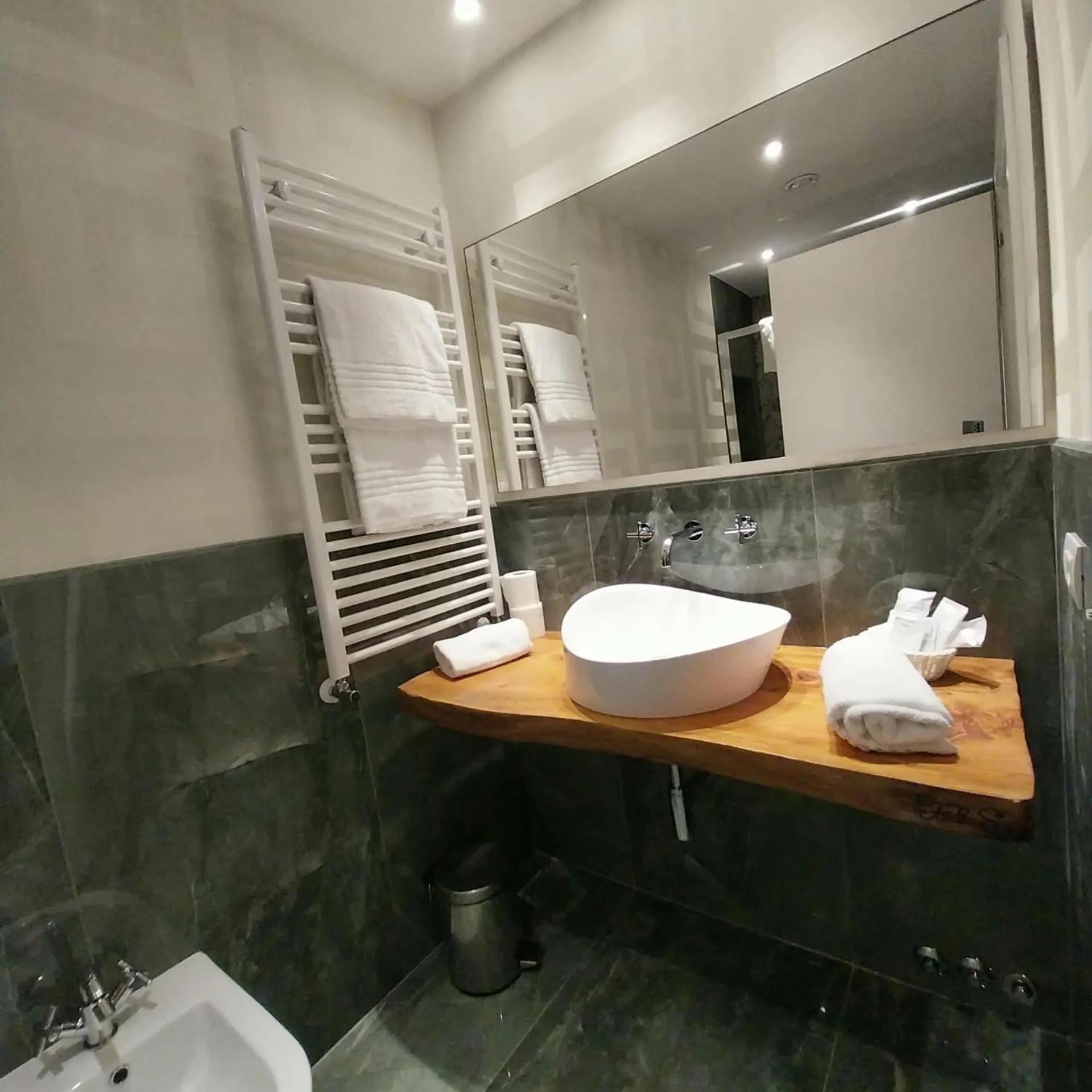 Bathroom in Hotel Montreal