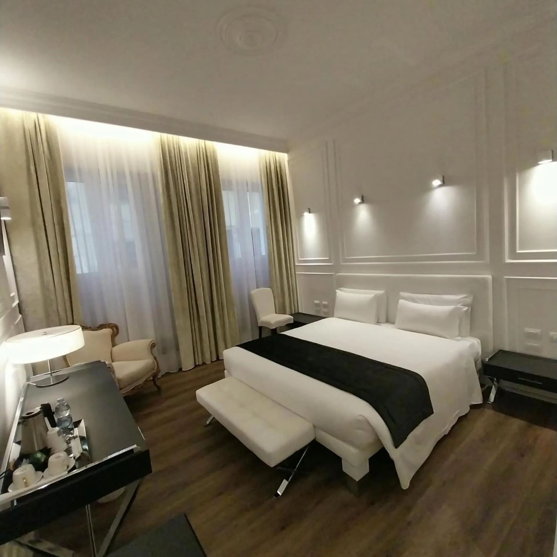 Photo of the whole room, Bed in Hotel Montreal