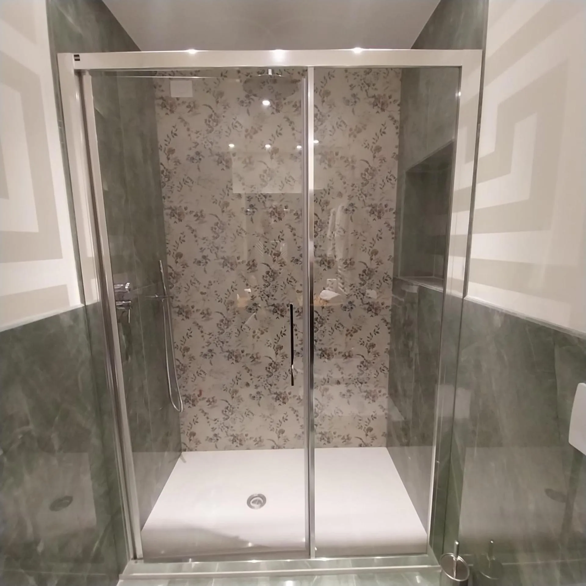 Shower in Hotel Montreal