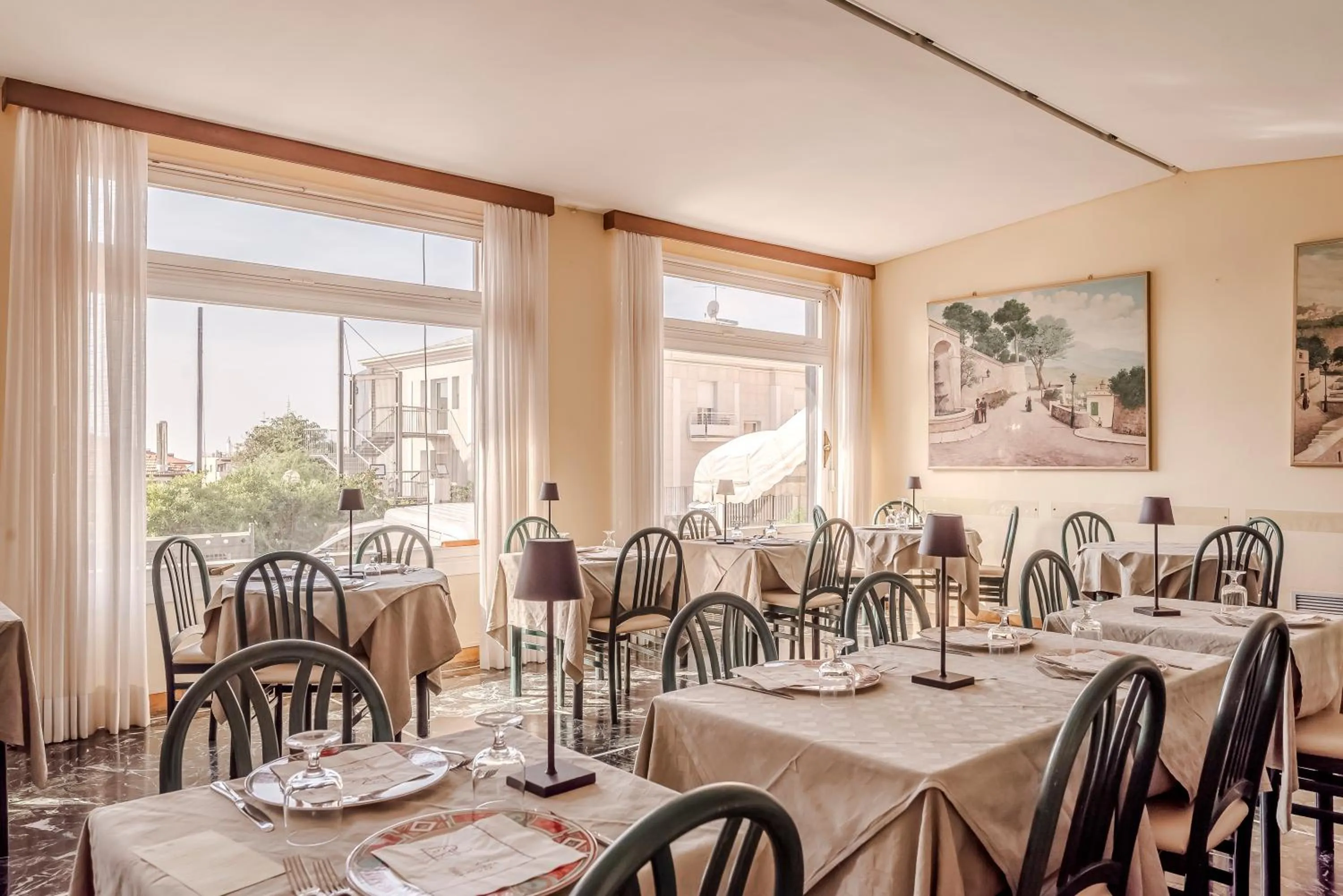 Restaurant/places to eat in Hotel Palace