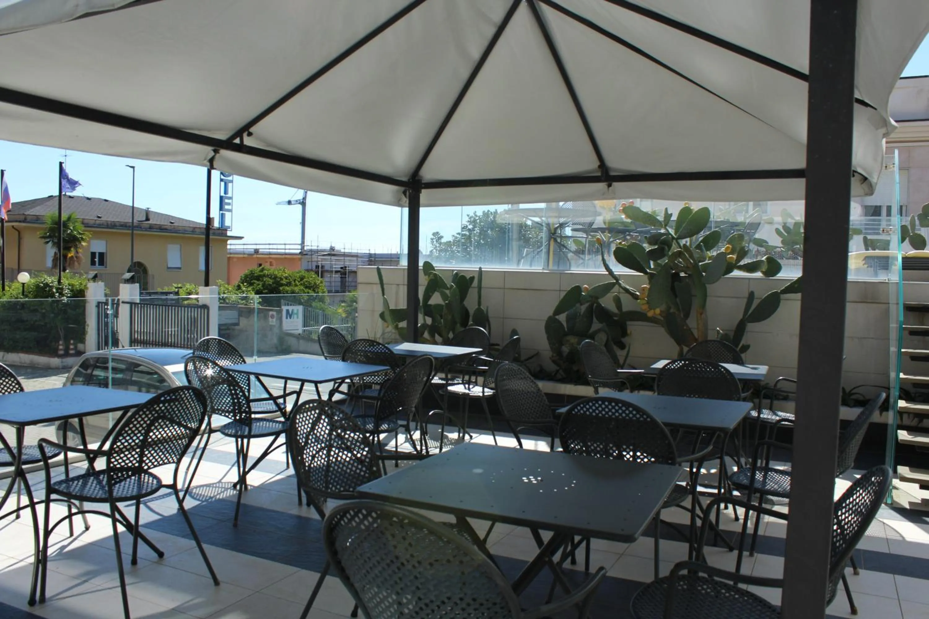 Restaurant/places to eat in Hotel Palace