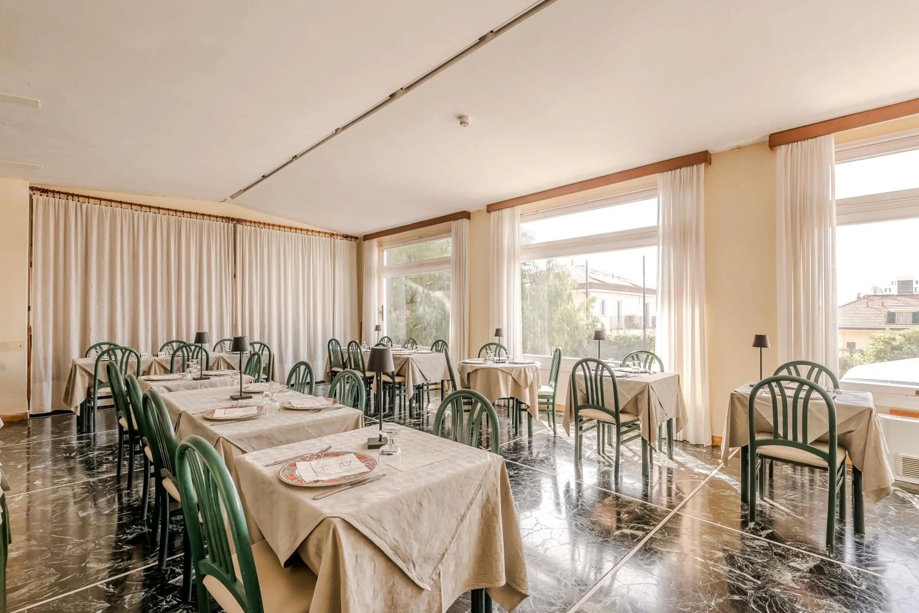 Restaurant/places to eat in Hotel Palace