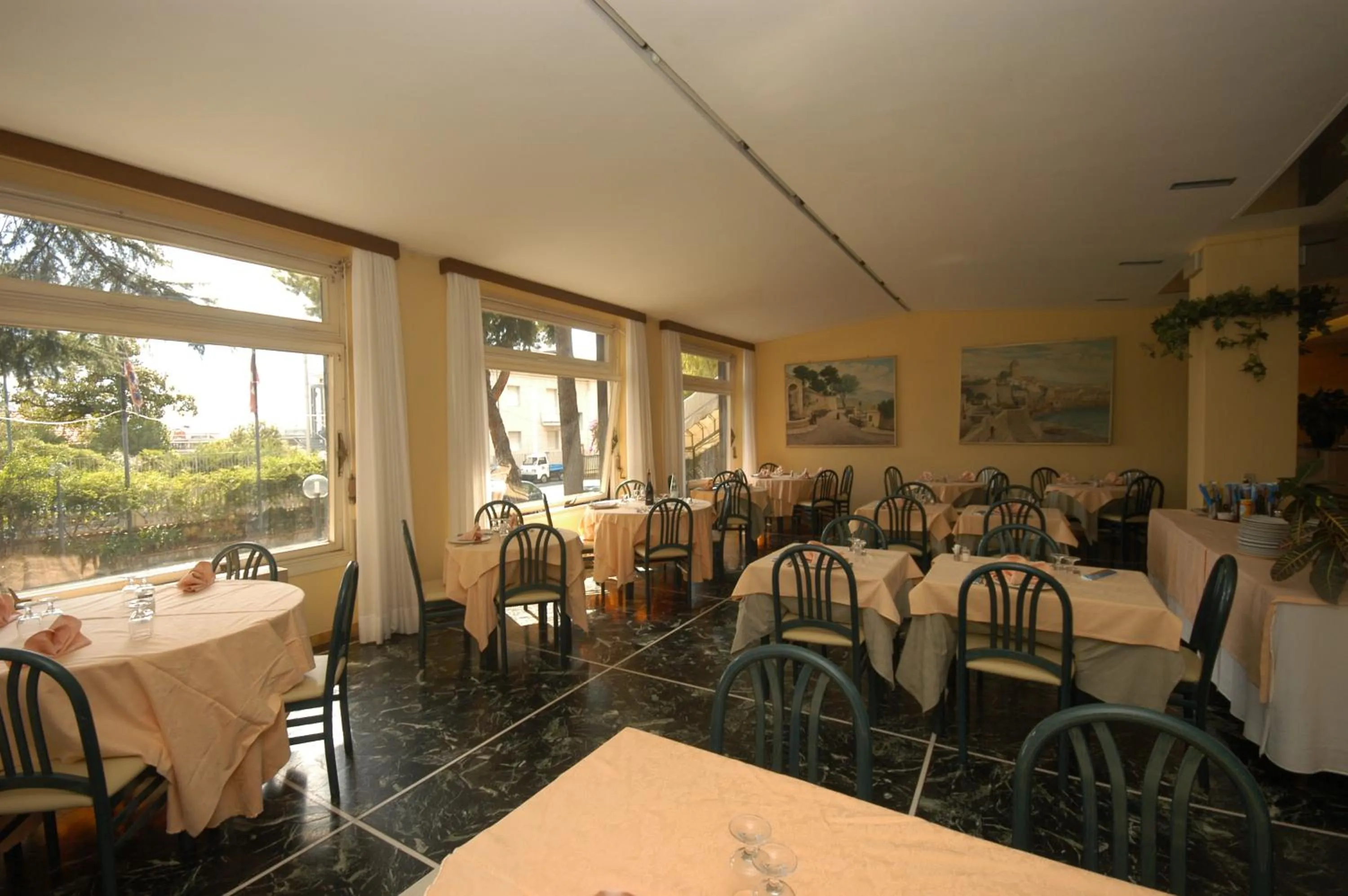 Restaurant/places to eat in Hotel Palace