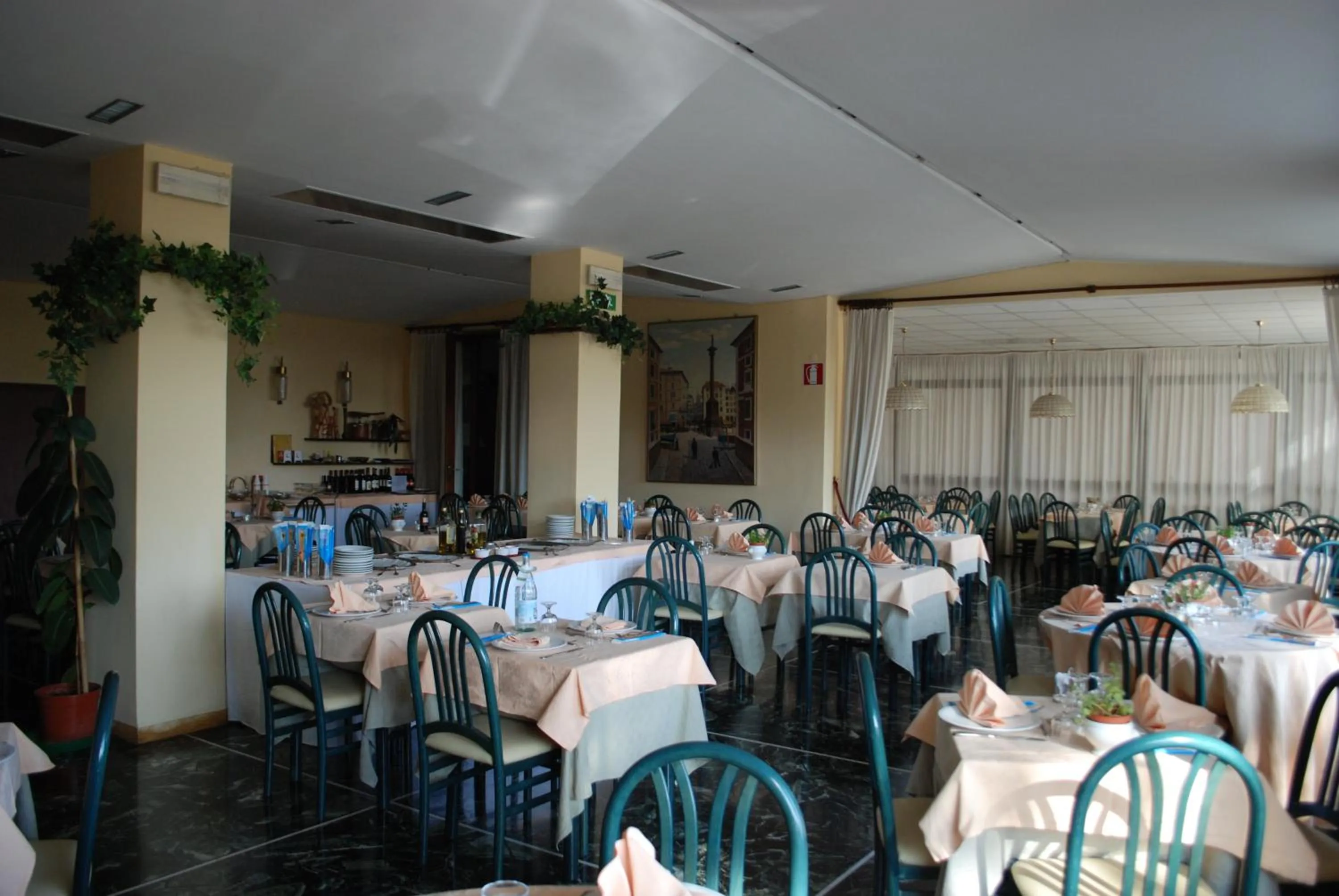 Restaurant/places to eat in Hotel Palace