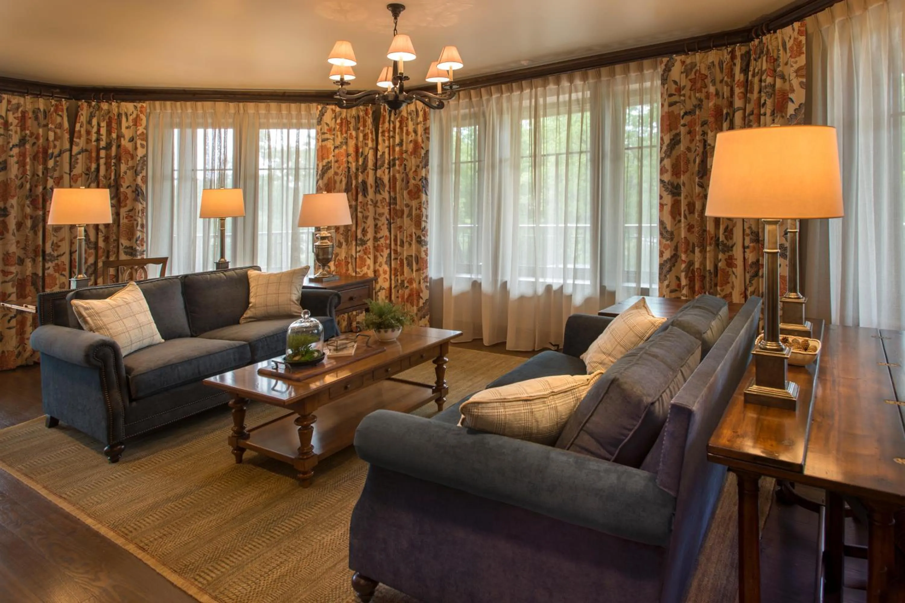 Communal lounge/ TV room in The Sewanee Inn