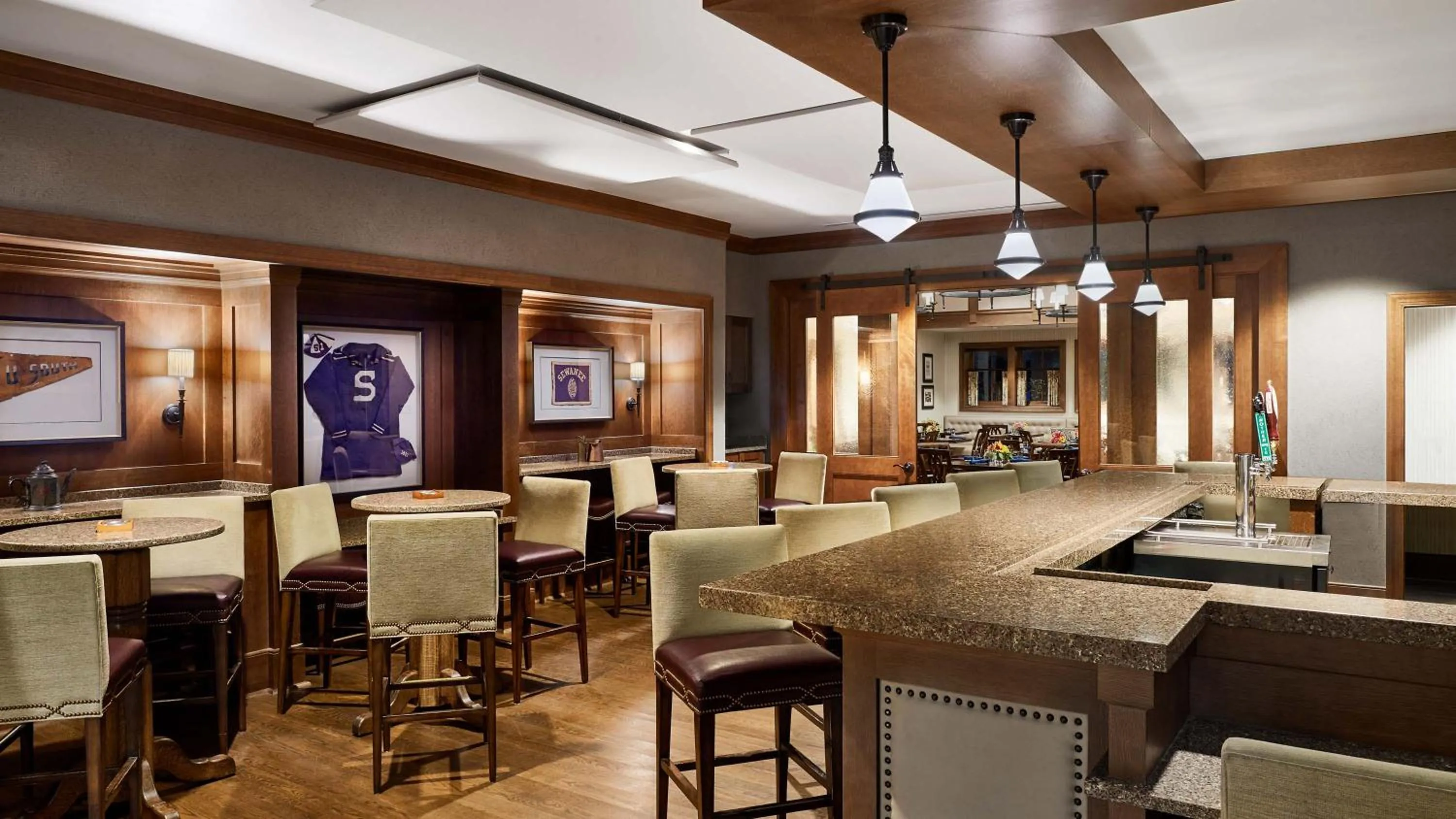 Lounge or bar in The Sewanee Inn