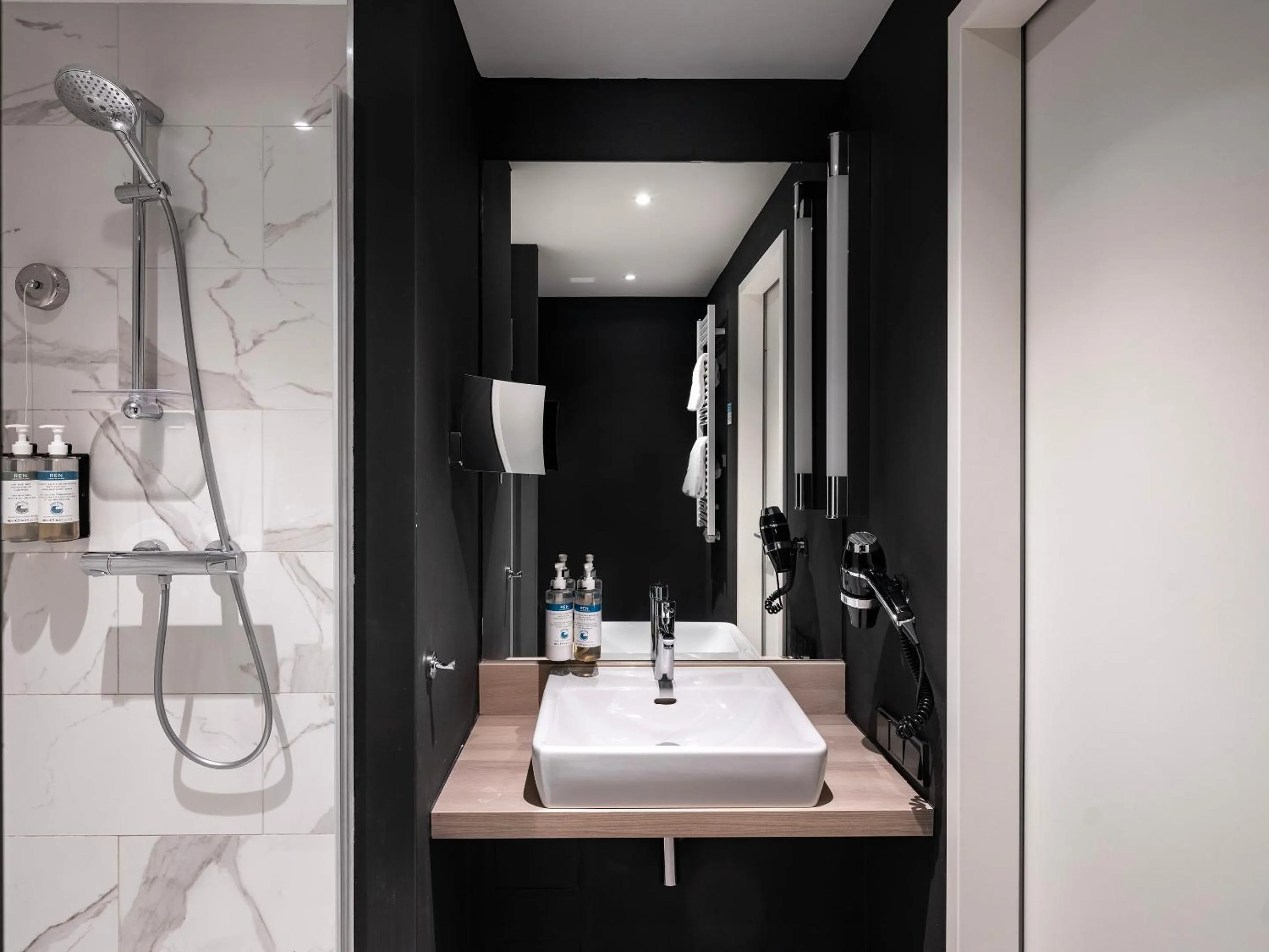 Bathroom in Numa Frankfurt Bloc