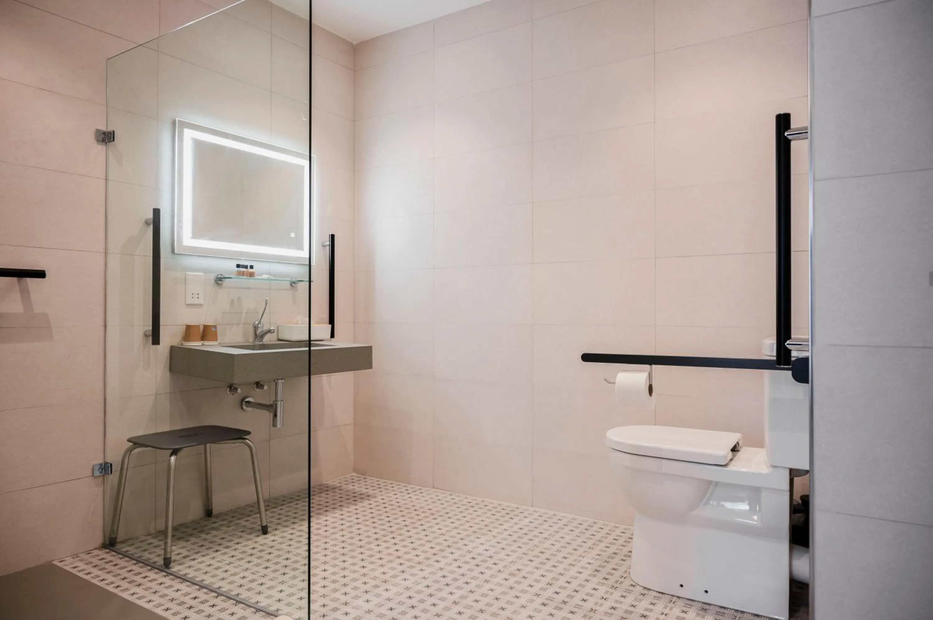 Toilet in Townhouse17 Boutique Bed & Breakfast